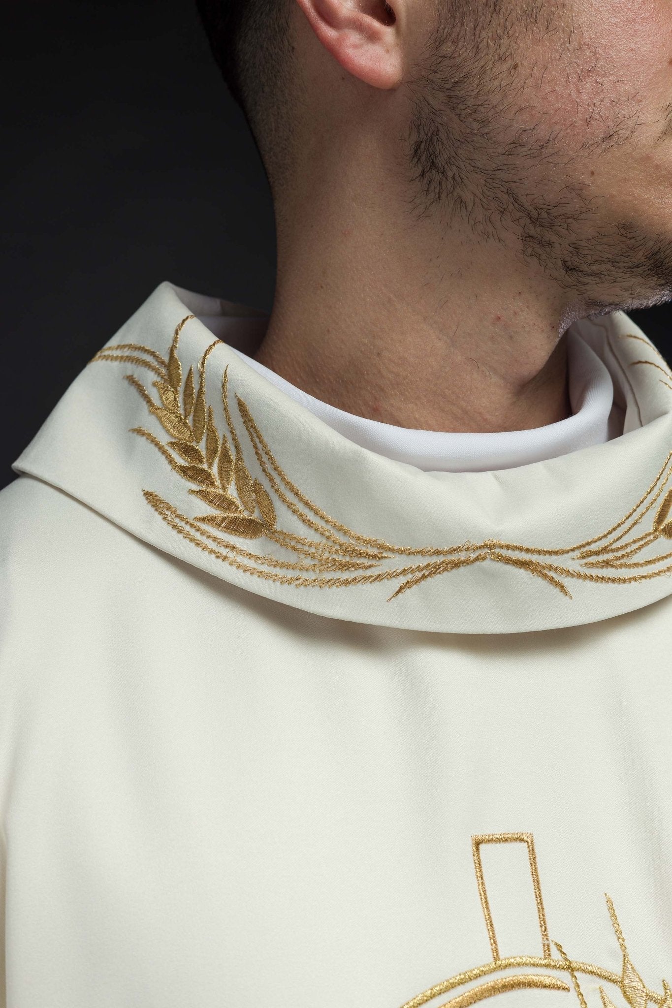 Chasuble with embroidered cross and ear motifs in ecru color S - 7054 - 05 - 53 - HAFTINAUSA.COM