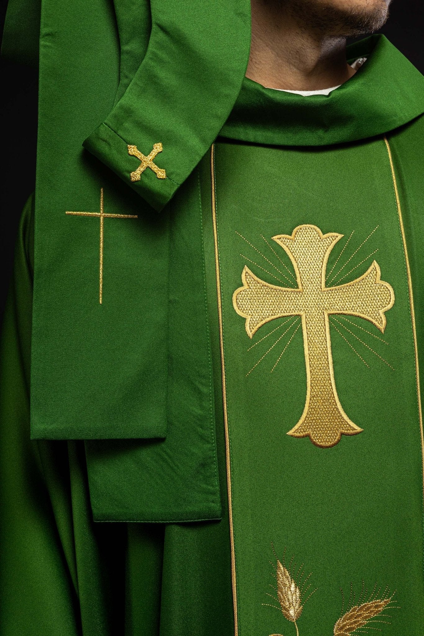 Chasuble with embroidered cross and ears of corn in green KOR/375/01/53 ZIELONY - HAFTINAUSA.COM