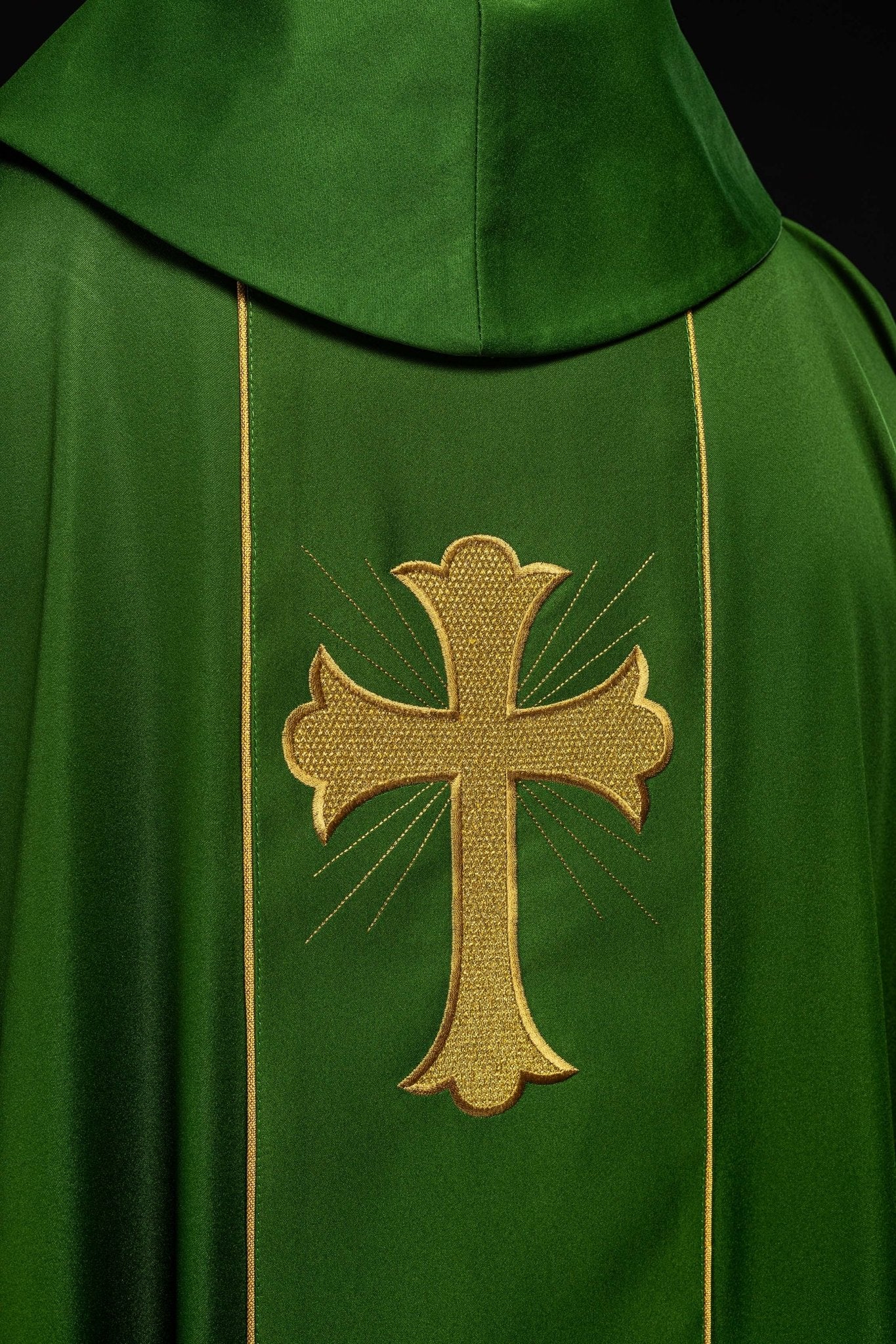 Chasuble with embroidered cross and ears of corn in green KOR/375/01/53 ZIELONY - HAFTINAUSA.COM
