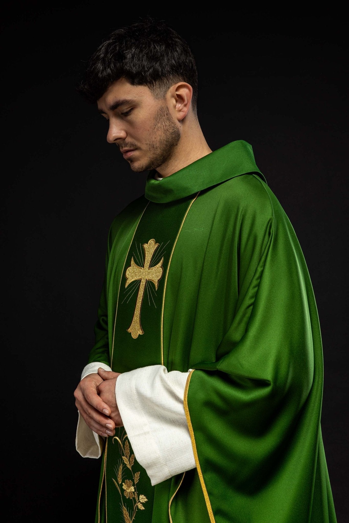 Chasuble with embroidered cross and ears of corn in green KOR/375/01/53 ZIELONY - HAFTINAUSA.COM
