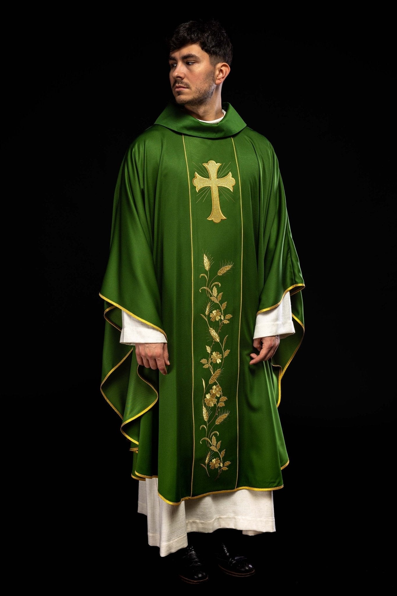 Chasuble with embroidered cross and ears of corn in green KOR/375/01/53 ZIELONY - HAFTINAUSA.COM