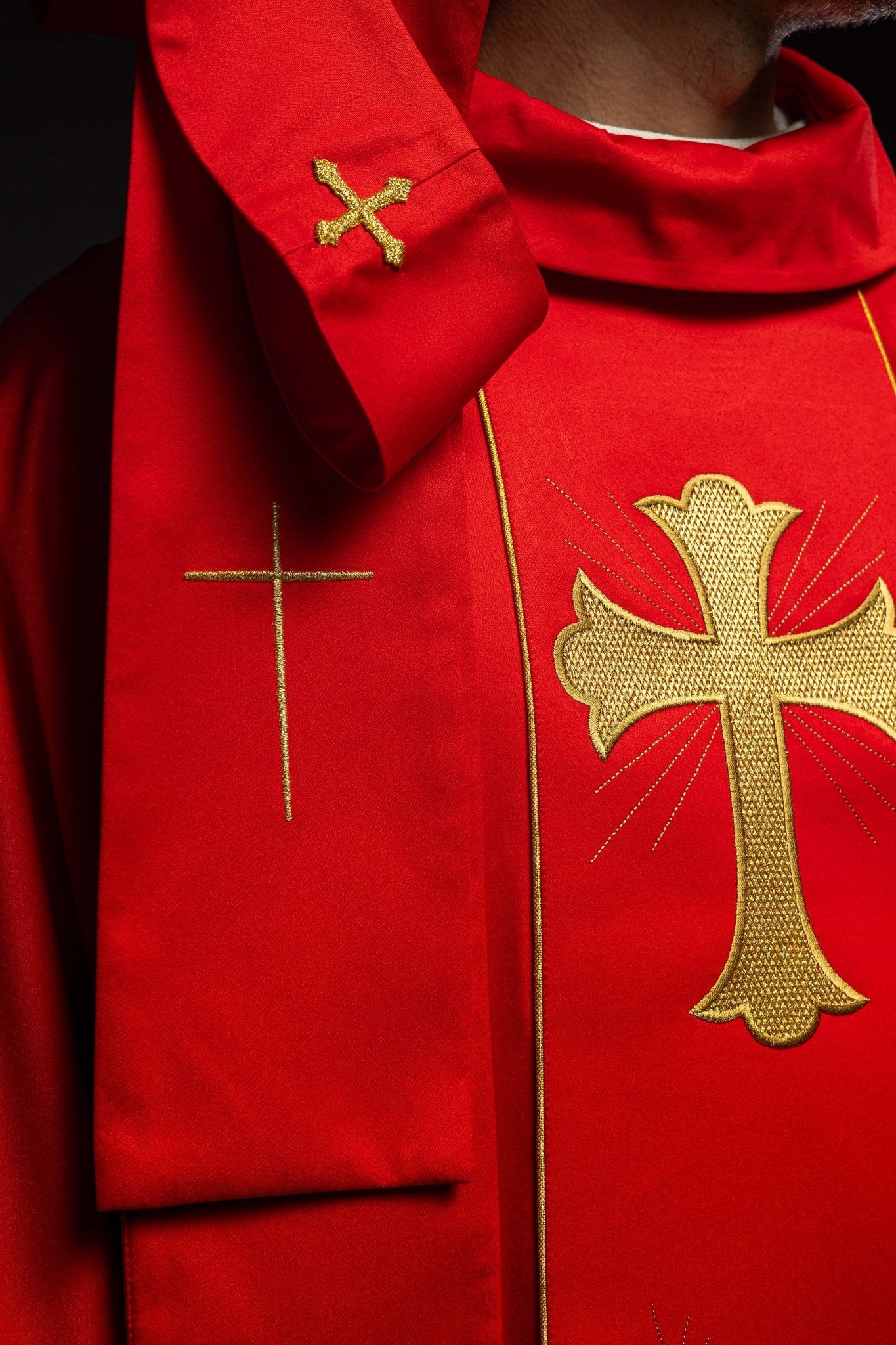 Chasuble with embroidered cross and ears of wheat in red KOR/375/02/53 CZERWONY - HAFTINAUSA.COM