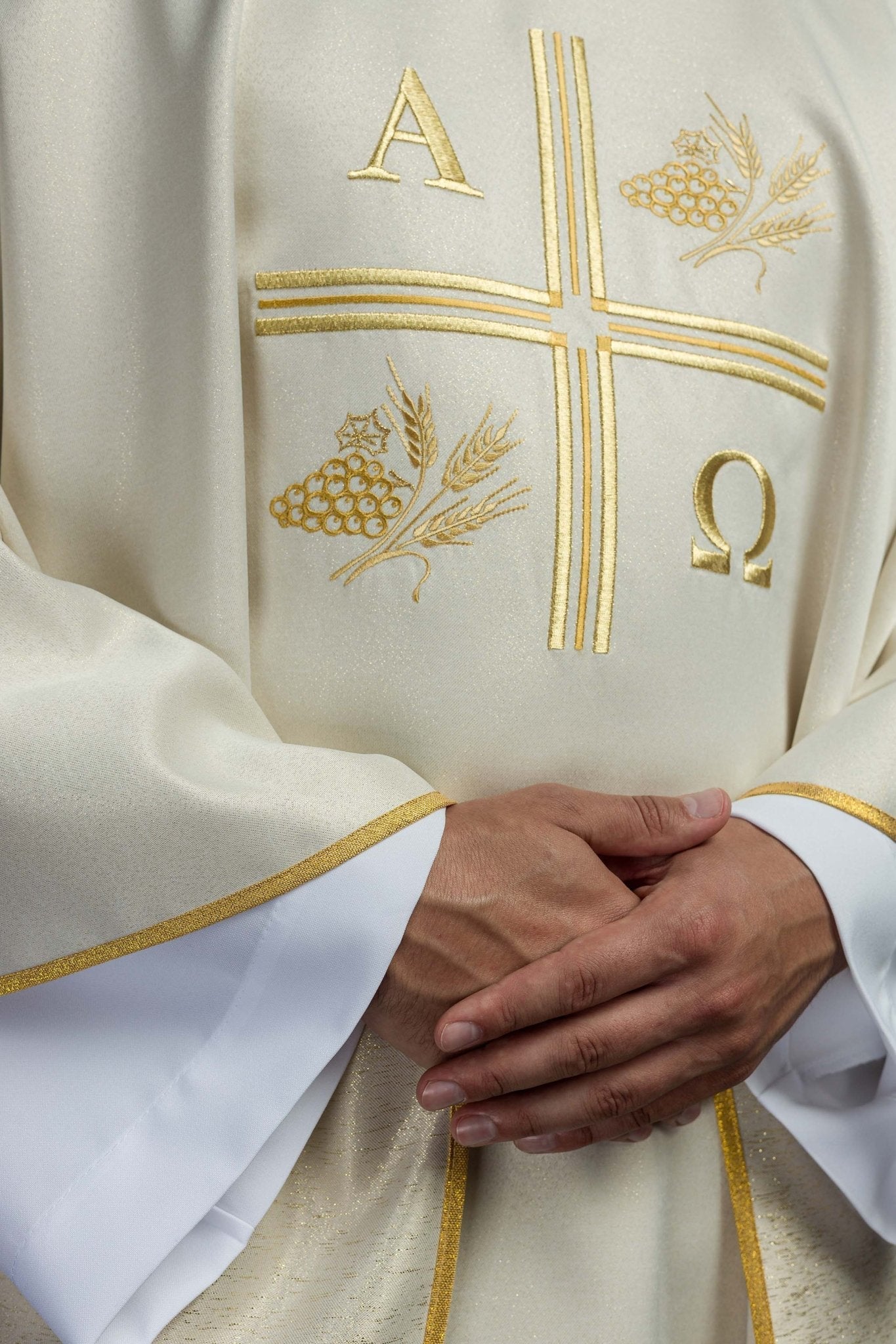 Chasuble with embroidered cross and motifs of Alpha and Omega and ears in ecru color S - 7053 - 05 - 54 - HAFTINAUSA.COM