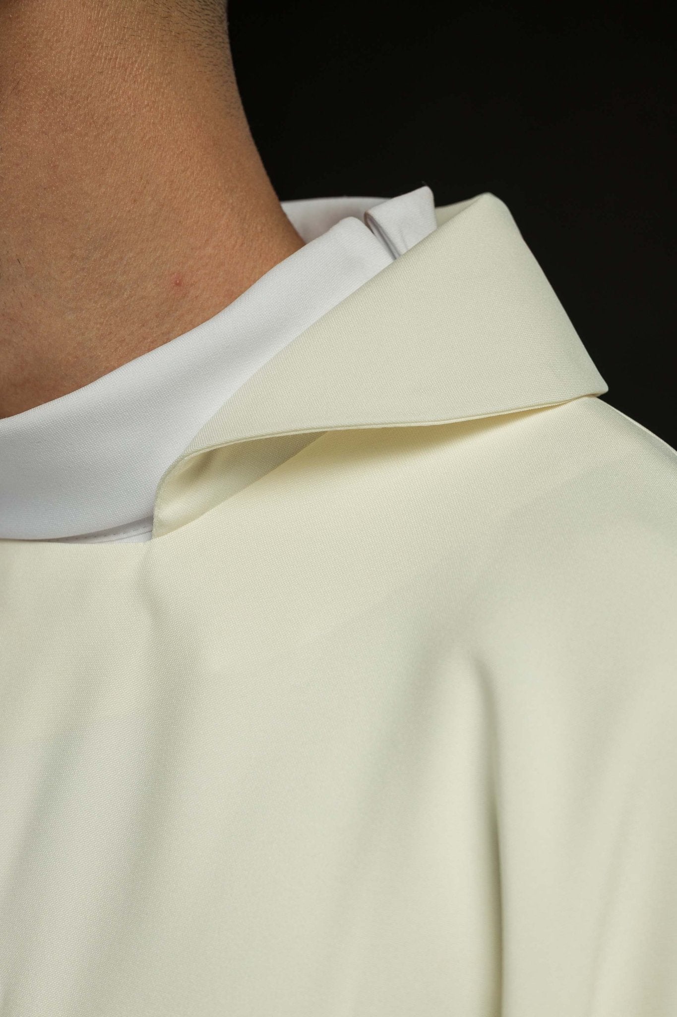 Chasuble with embroidered cross symbol and wide ecru collar KOK/001/05/12/KARO - CHASUBLES.COM