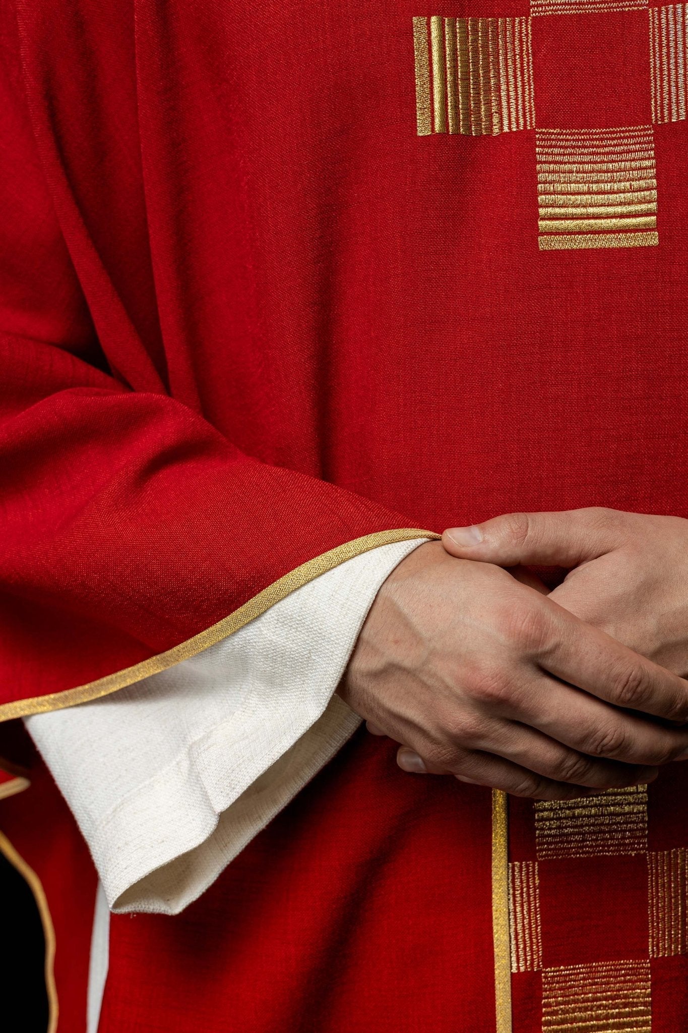Chasuble with embroidered Crosses in red HA7011 - 02 CZERWONY - HAFTINAUSA.COM