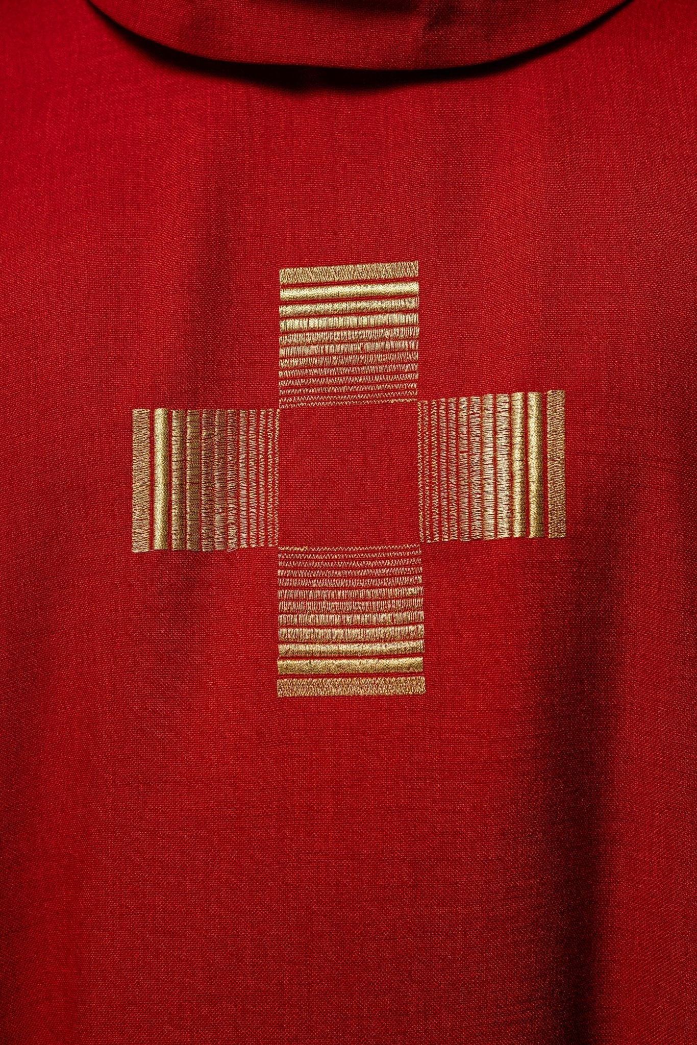 Chasuble with embroidered Crosses in red HA7011 - 02 CZERWONY - HAFTINAUSA.COM