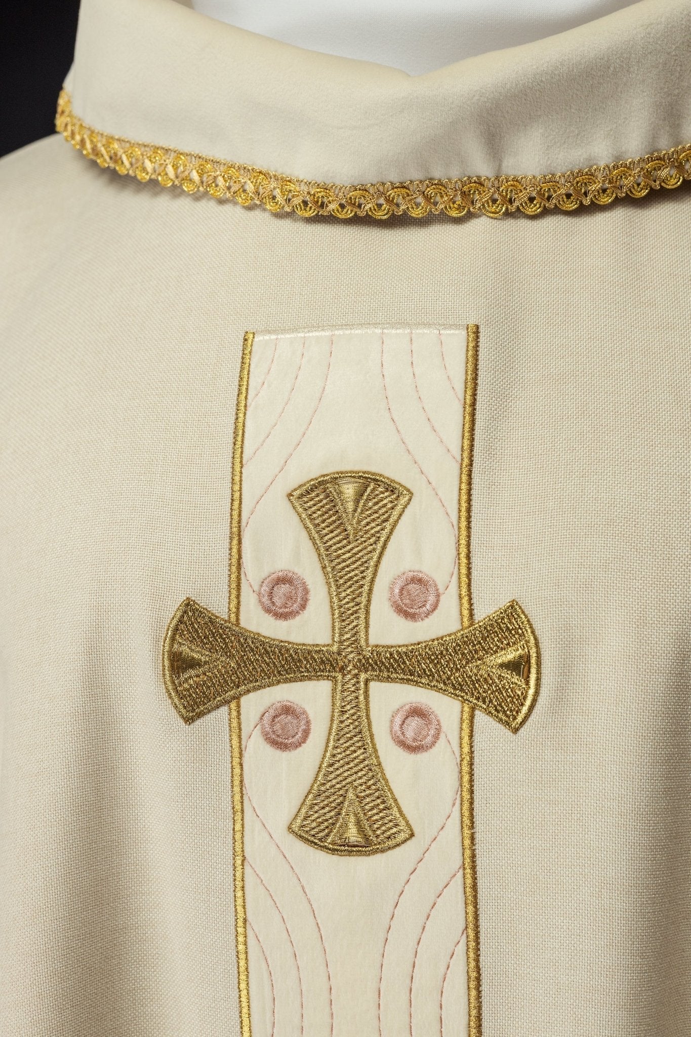 Chasuble with embroidered gold crosses and piping on the collar in ecru S - 7068 - 05 - 70 - HAFTINAUSA.COM
