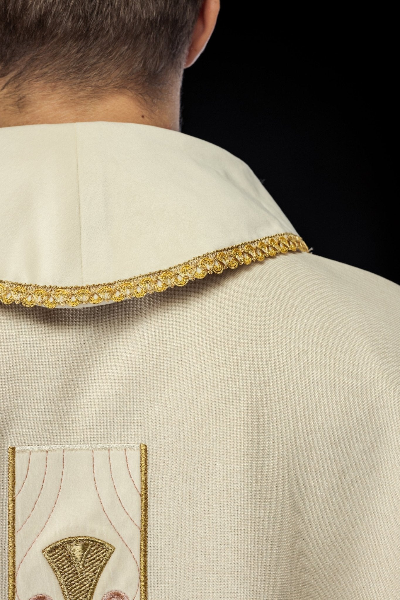Chasuble with embroidered gold crosses and piping on the collar in ecru S - 7068 - 05 - 70 - HAFTINAUSA.COM