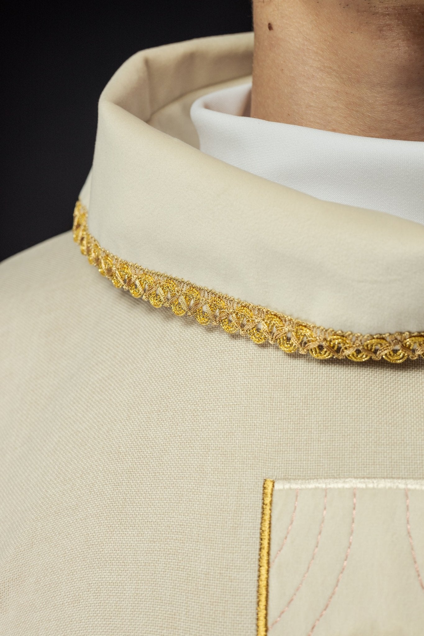 Chasuble with embroidered gold crosses and piping on the collar in ecru S - 7068 - 05 - 70 - HAFTINAUSA.COM