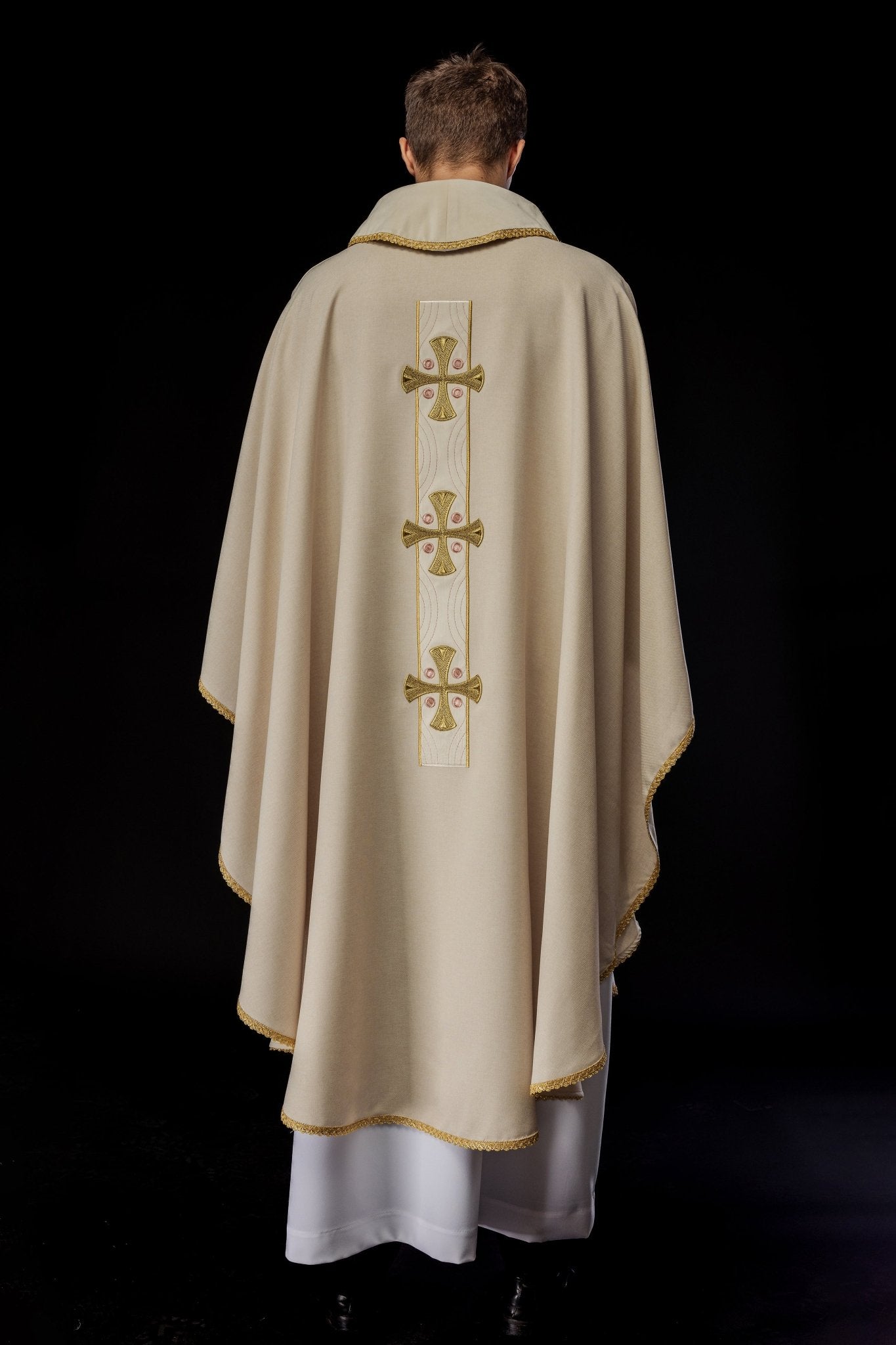 Chasuble with embroidered gold crosses and piping on the collar in ecru S - 7068 - 05 - 70 - HAFTINAUSA.COM