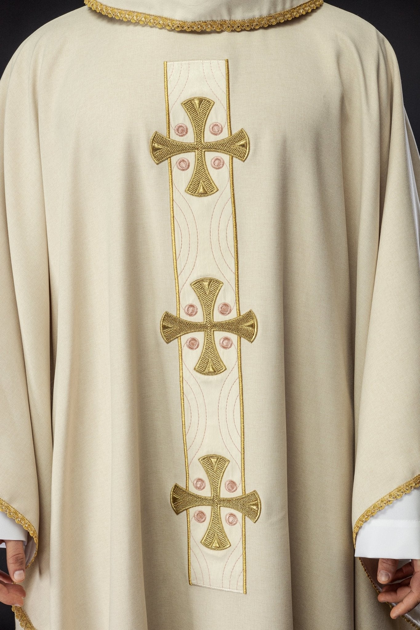 Chasuble with embroidered gold crosses and piping on the collar in ecru S - 7068 - 05 - 70 - HAFTINAUSA.COM