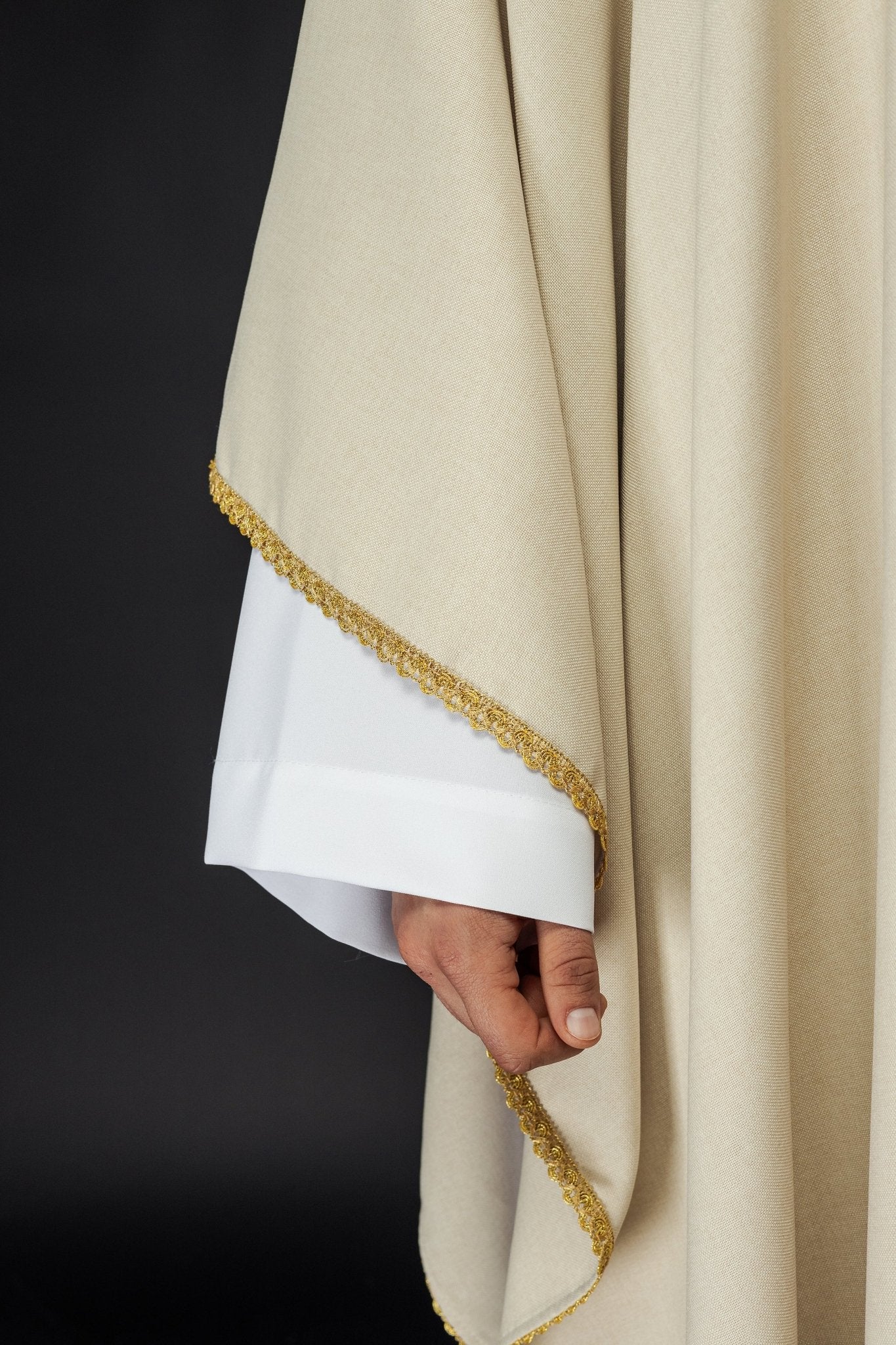 Chasuble with embroidered gold crosses and piping on the collar in ecru S - 7068 - 05 - 70 - HAFTINAUSA.COM