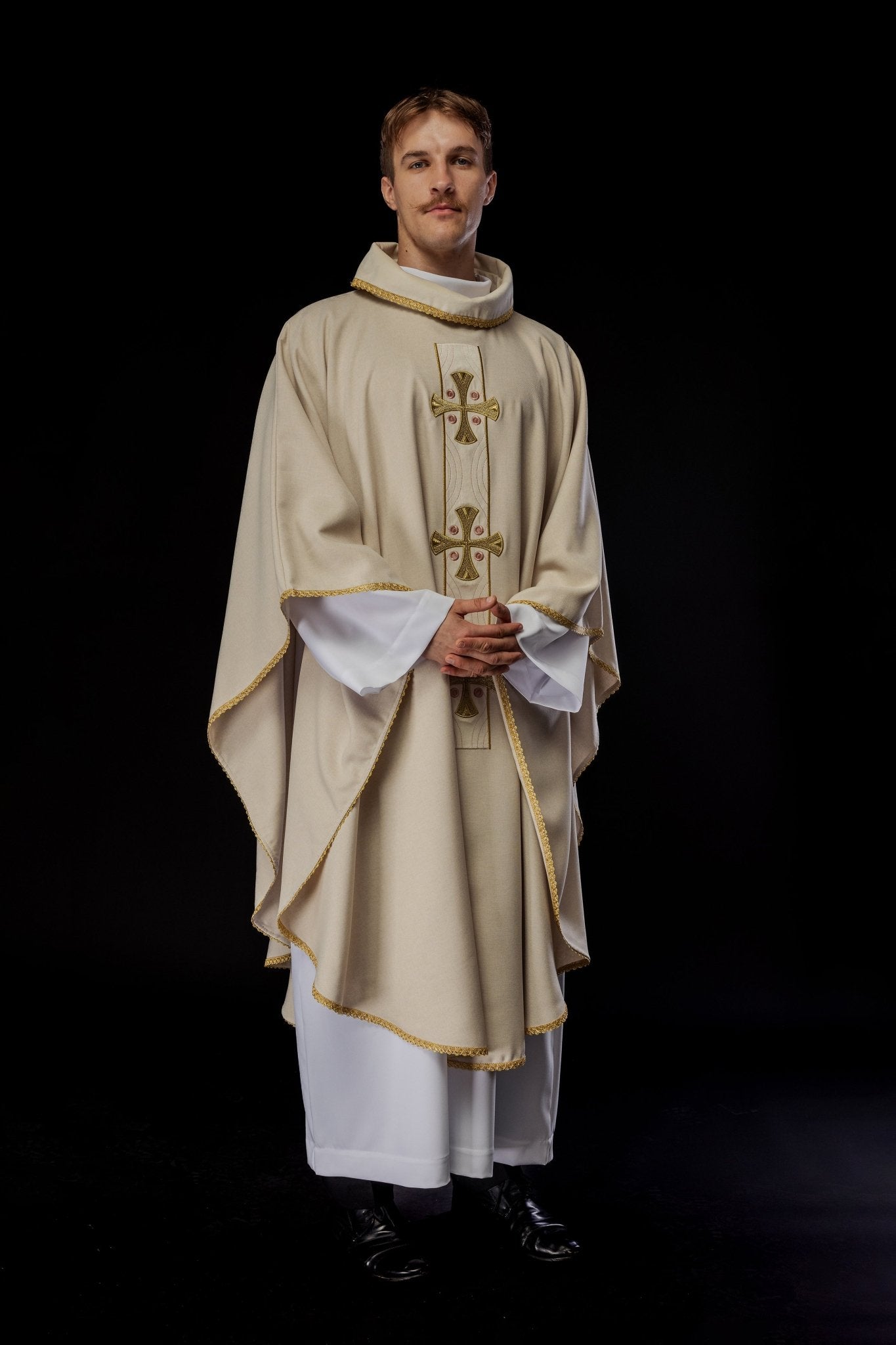 Chasuble with embroidered gold crosses and piping on the collar in ecru S - 7068 - 05 - 70 - HAFTINAUSA.COM