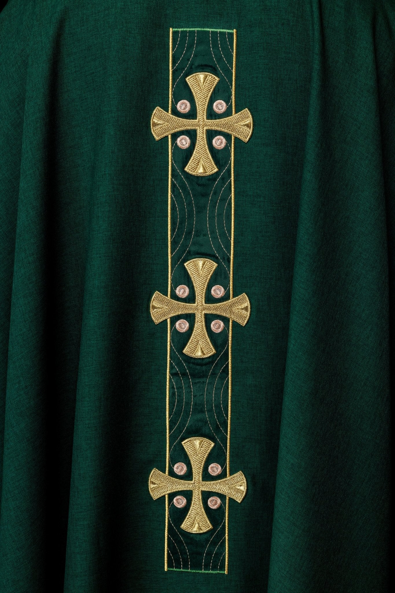 Chasuble with embroidered gold crosses and piping on the collar in green S - 7068 - 01 - 70 - HAFTINAUSA.COM