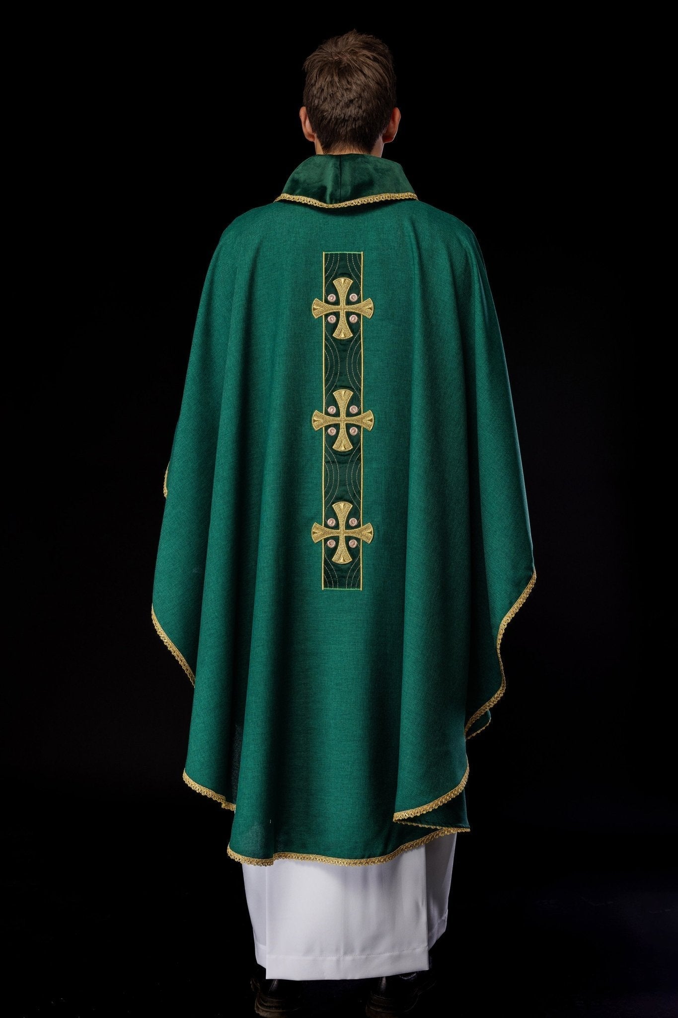 Chasuble with embroidered gold crosses and piping on the collar in green S - 7068 - 01 - 70 - HAFTINAUSA.COM