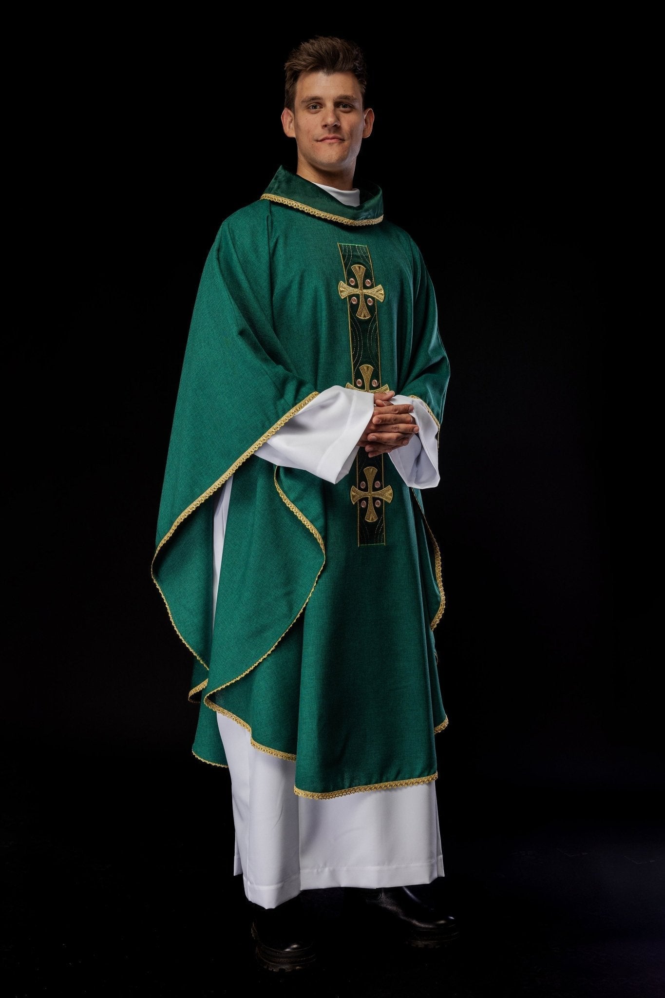 Chasuble with embroidered gold crosses and piping on the collar in green S - 7068 - 01 - 70 - HAFTINAUSA.COM