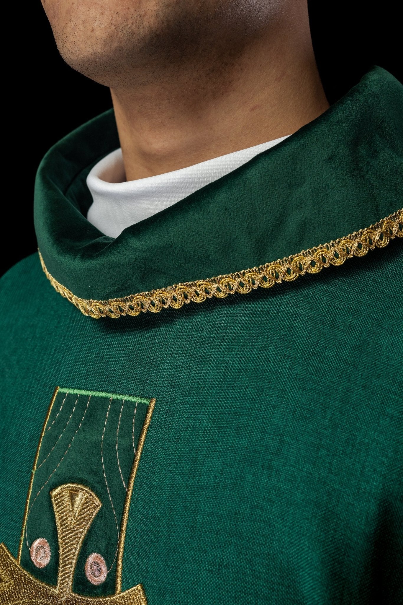 Chasuble with embroidered gold crosses and piping on the collar in green S - 7068 - 01 - 70 - HAFTINAUSA.COM
