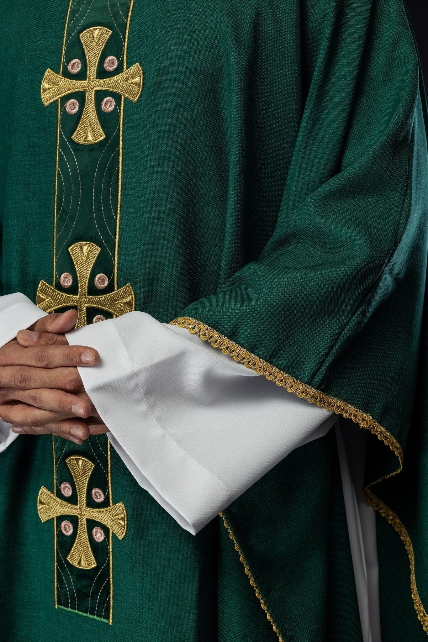 Chasuble with embroidered gold crosses and piping on the collar in green S - 7068 - 01 - 70 - HAFTINAUSA.COM
