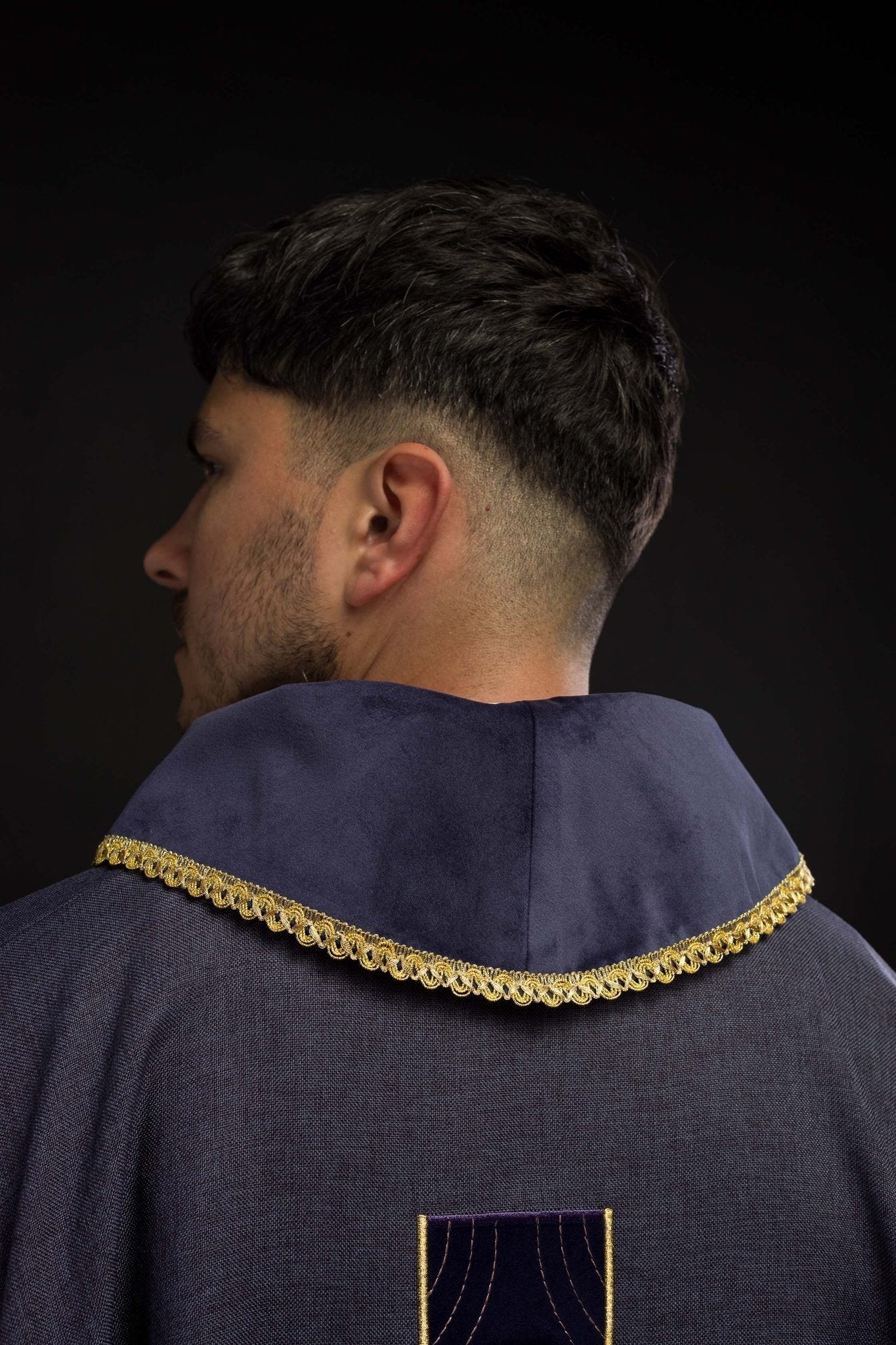 Chasuble with embroidered gold crosses and piping on the collar in purple S - 7068 - 03 - 70 - HAFTINAUSA.COM