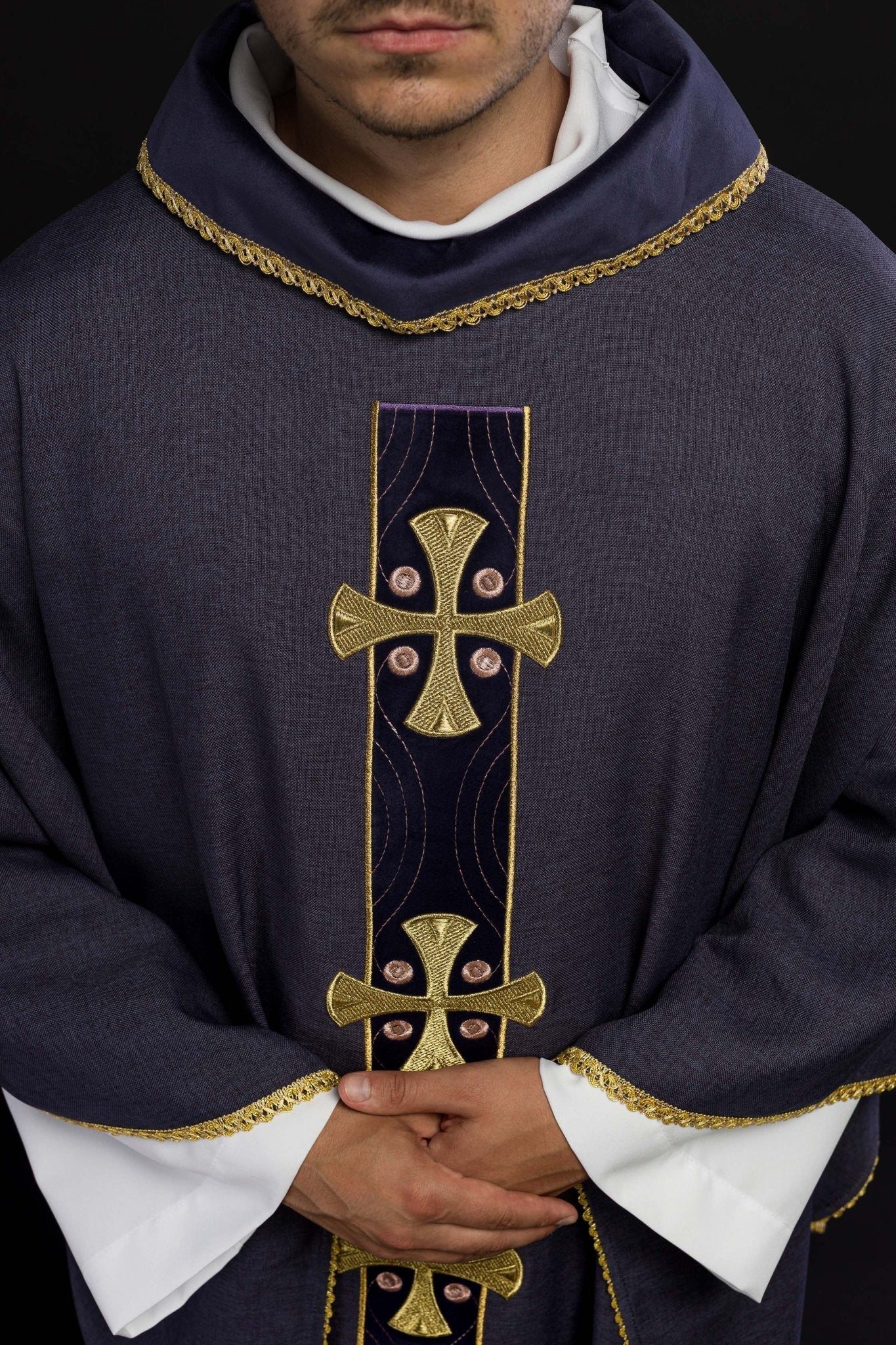 Chasuble with embroidered gold crosses and piping on the collar in purple S - 7068 - 03 - 70 - HAFTINAUSA.COM