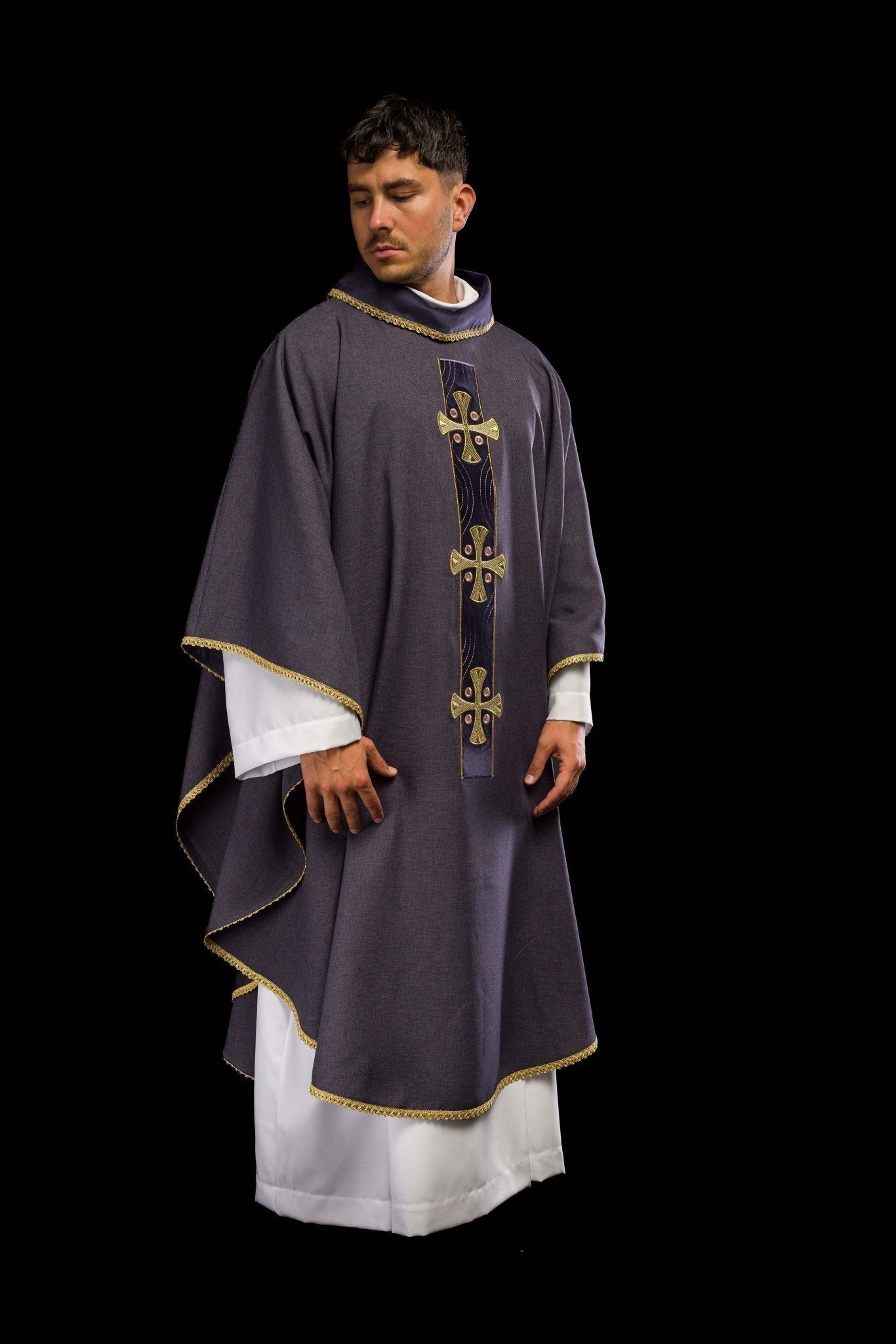 Chasuble with embroidered gold crosses and piping on the collar in purple S - 7068 - 03 - 70 - HAFTINAUSA.COM