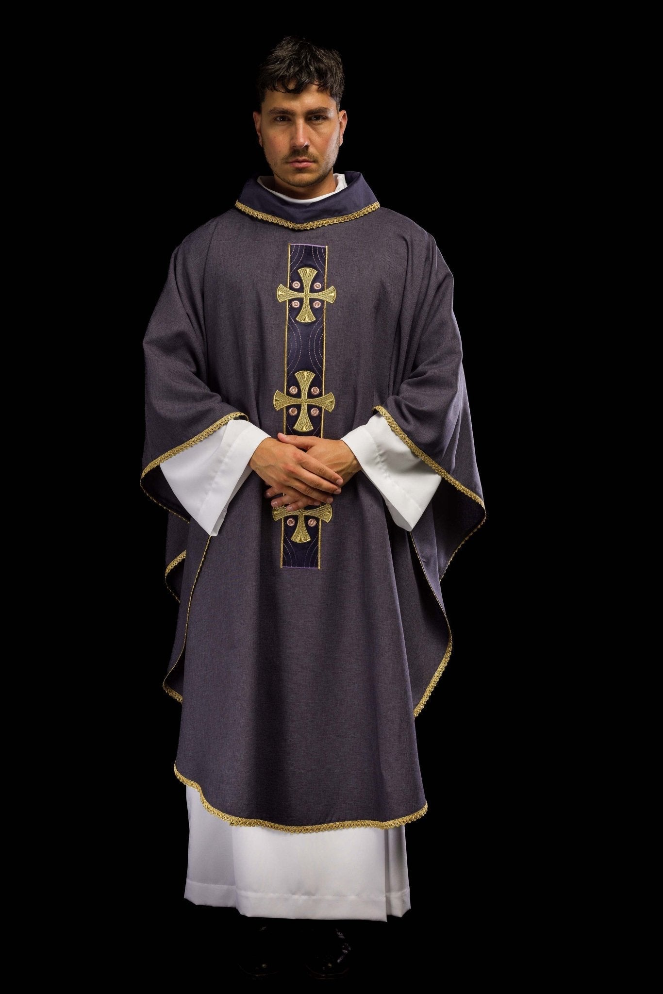 Chasuble with embroidered gold crosses and piping on the collar in purple S - 7068 - 03 - 70 - HAFTINAUSA.COM
