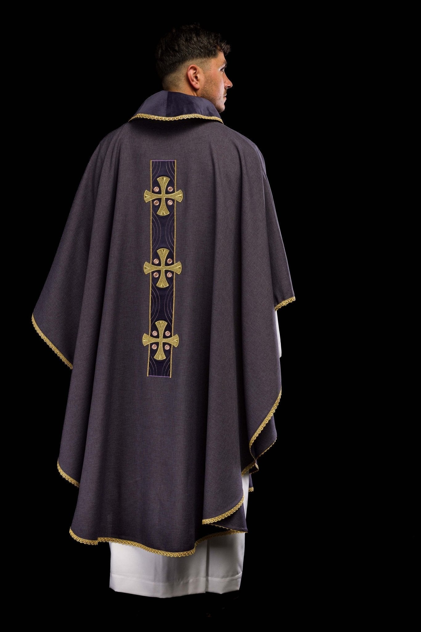Chasuble with embroidered gold crosses and piping on the collar in purple S - 7068 - 03 - 70 - HAFTINAUSA.COM