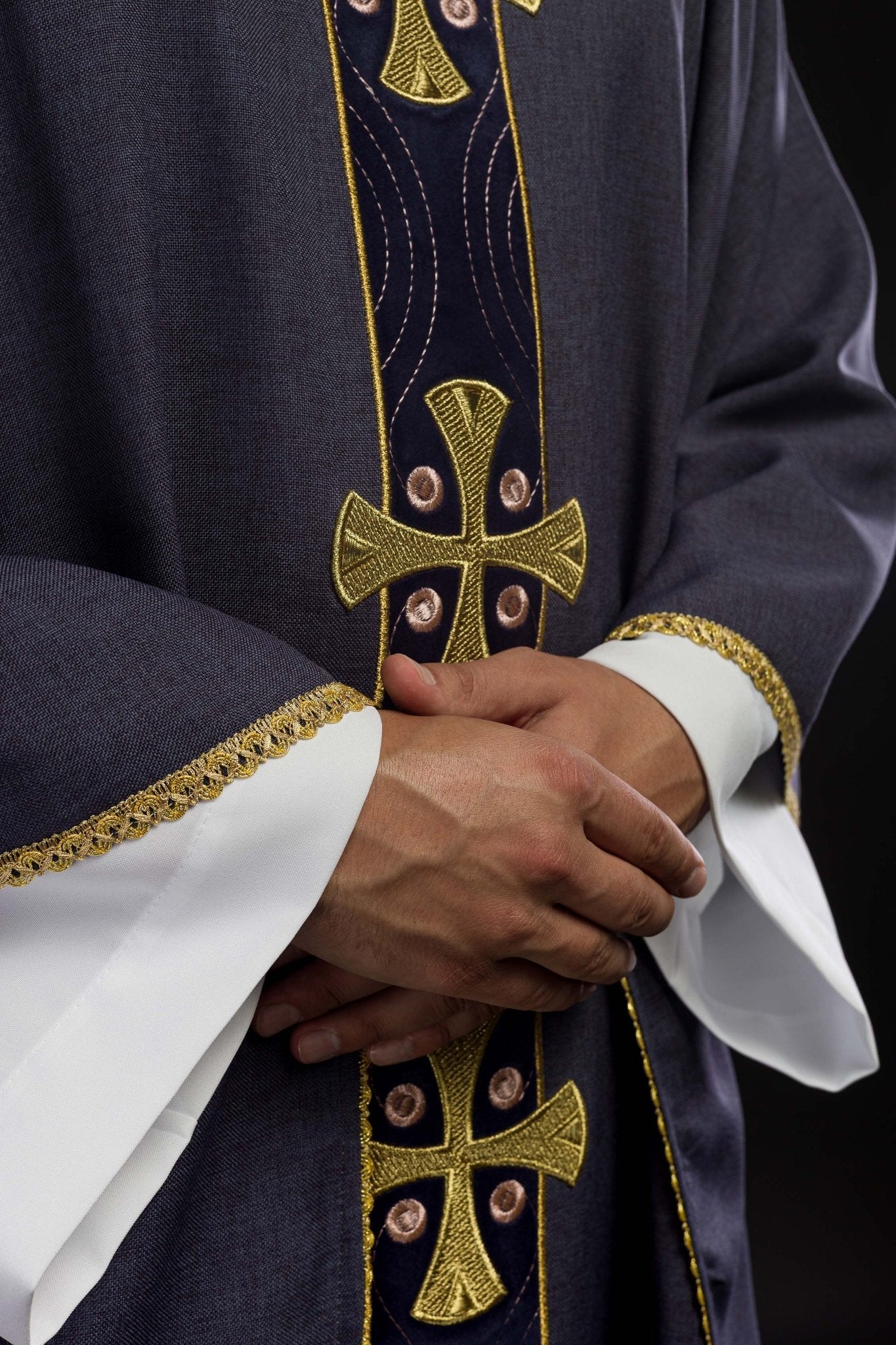 Chasuble with embroidered gold crosses and piping on the collar in purple S - 7068 - 03 - 70 - HAFTINAUSA.COM