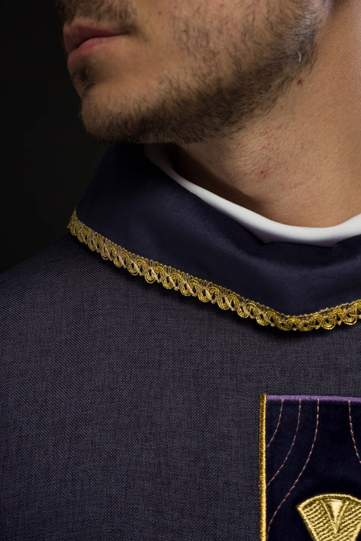 Chasuble with embroidered gold crosses and piping on the collar in purple S - 7068 - 03 - 70 - HAFTINAUSA.COM
