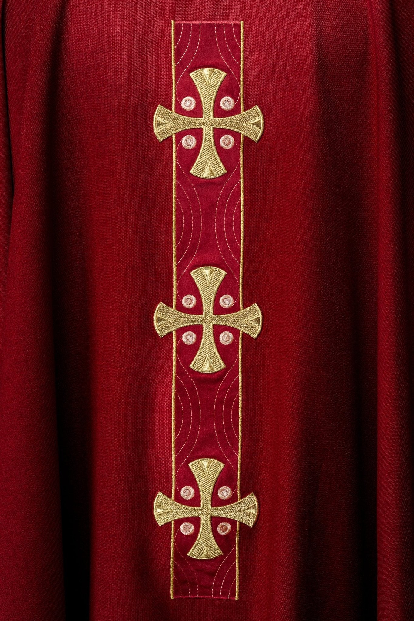 Chasuble with embroidered gold crosses and piping on the collar in red S - 7068 - 02 - 70 - HAFTINAUSA.COM