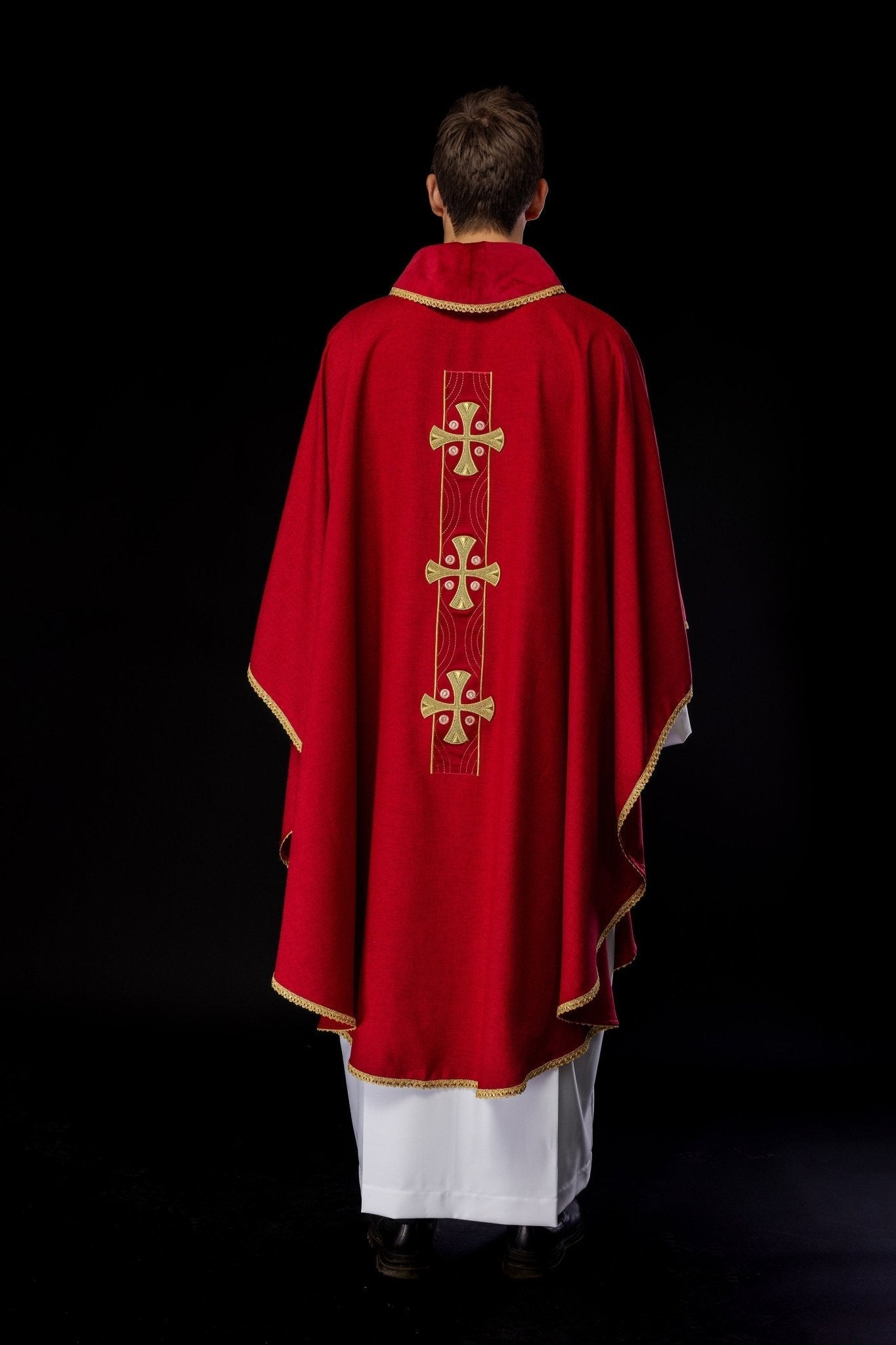 Chasuble with embroidered gold crosses and piping on the collar in red S - 7068 - 02 - 70 - HAFTINAUSA.COM