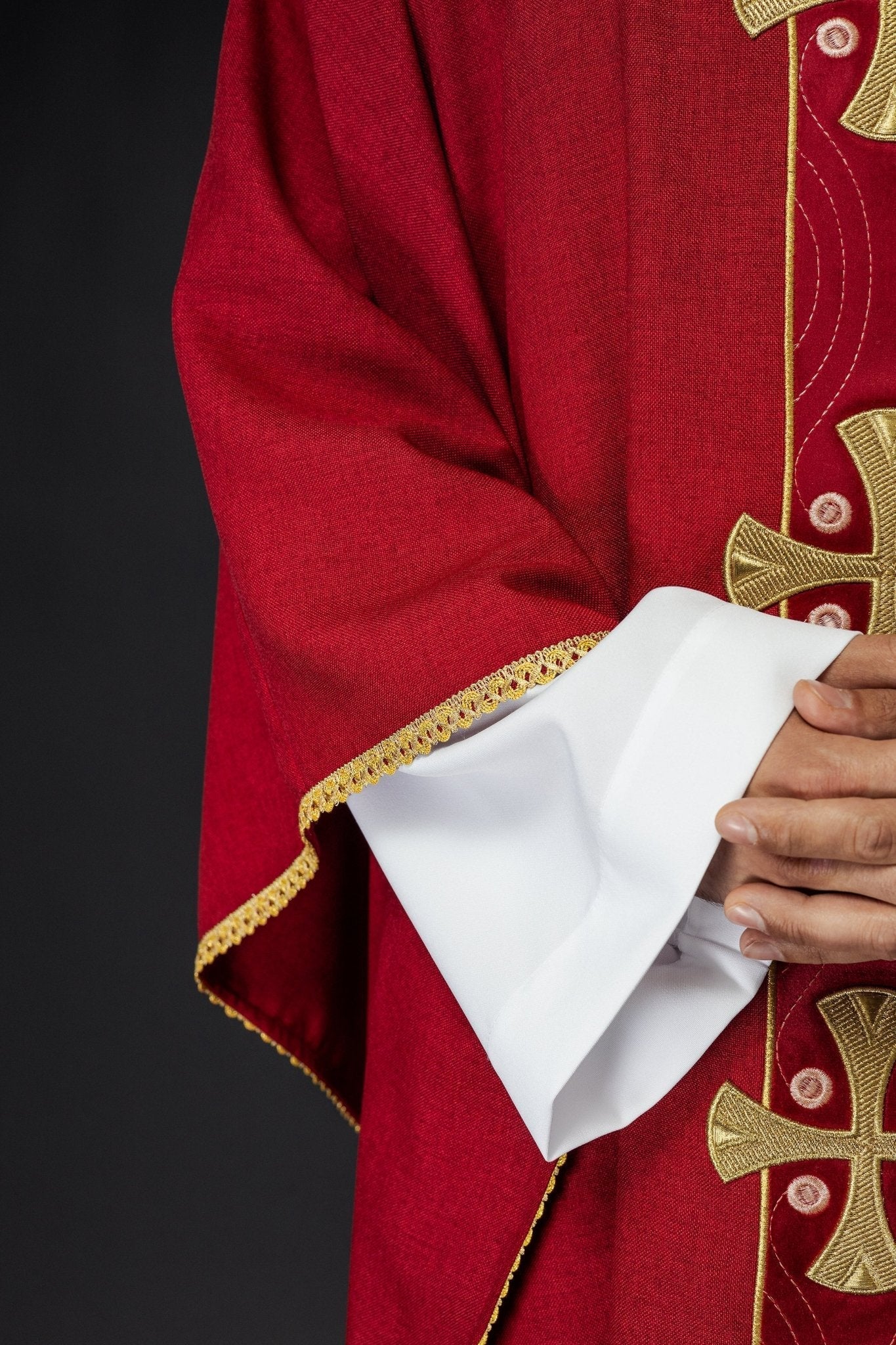 Chasuble with embroidered gold crosses and piping on the collar in red S - 7068 - 02 - 70 - HAFTINAUSA.COM