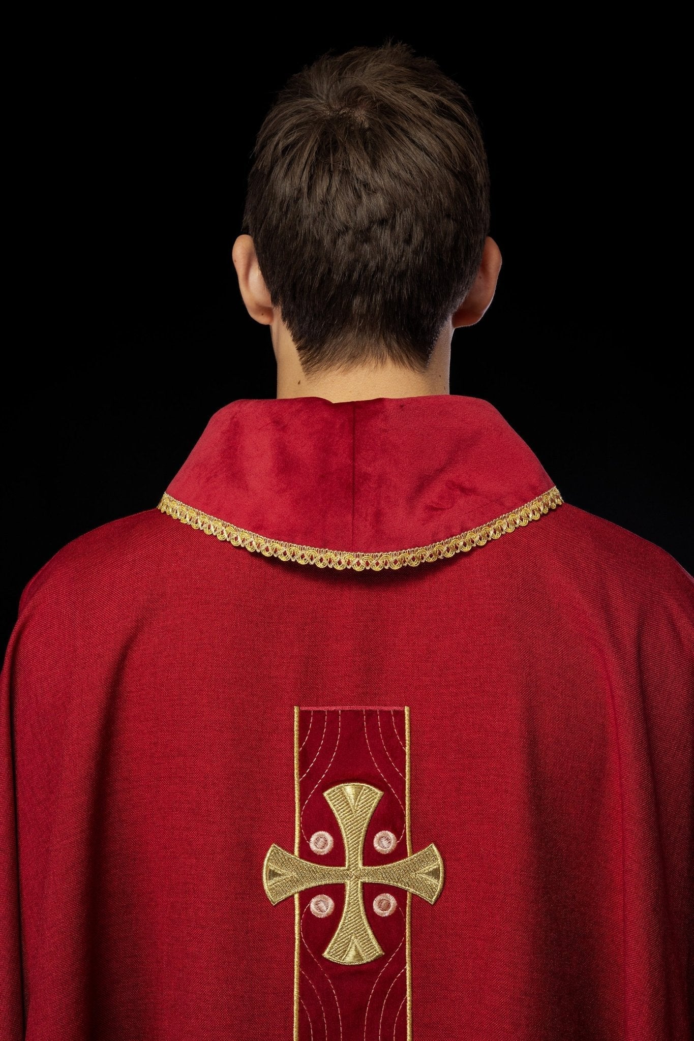 Chasuble with embroidered gold crosses and piping on the collar in red S - 7068 - 02 - 70 - HAFTINAUSA.COM
