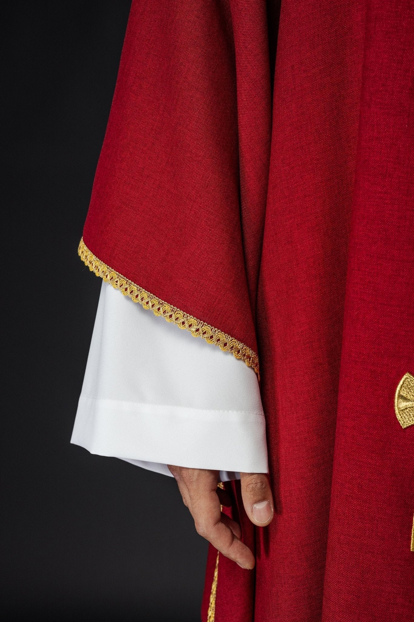 Chasuble with embroidered gold crosses and piping on the collar in red S - 7068 - 02 - 70 - HAFTINAUSA.COM