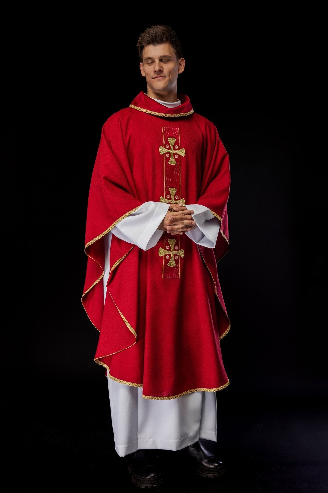 Chasuble with embroidered gold crosses and piping on the collar in red S - 7068 - 02 - 70 - HAFTINAUSA.COM