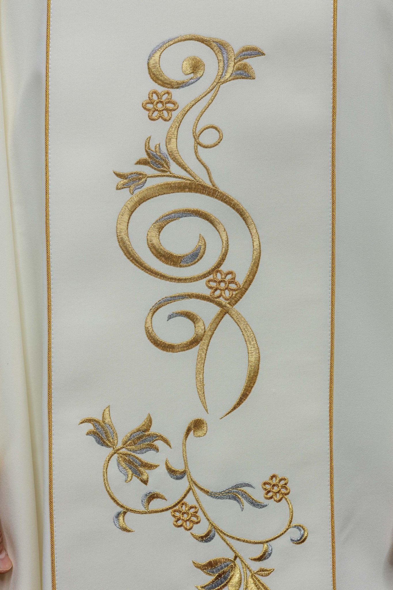 Chasuble with embroidered image of the Holy Trinity KOW2/032/05/01 - HAFTINAUSA.COM