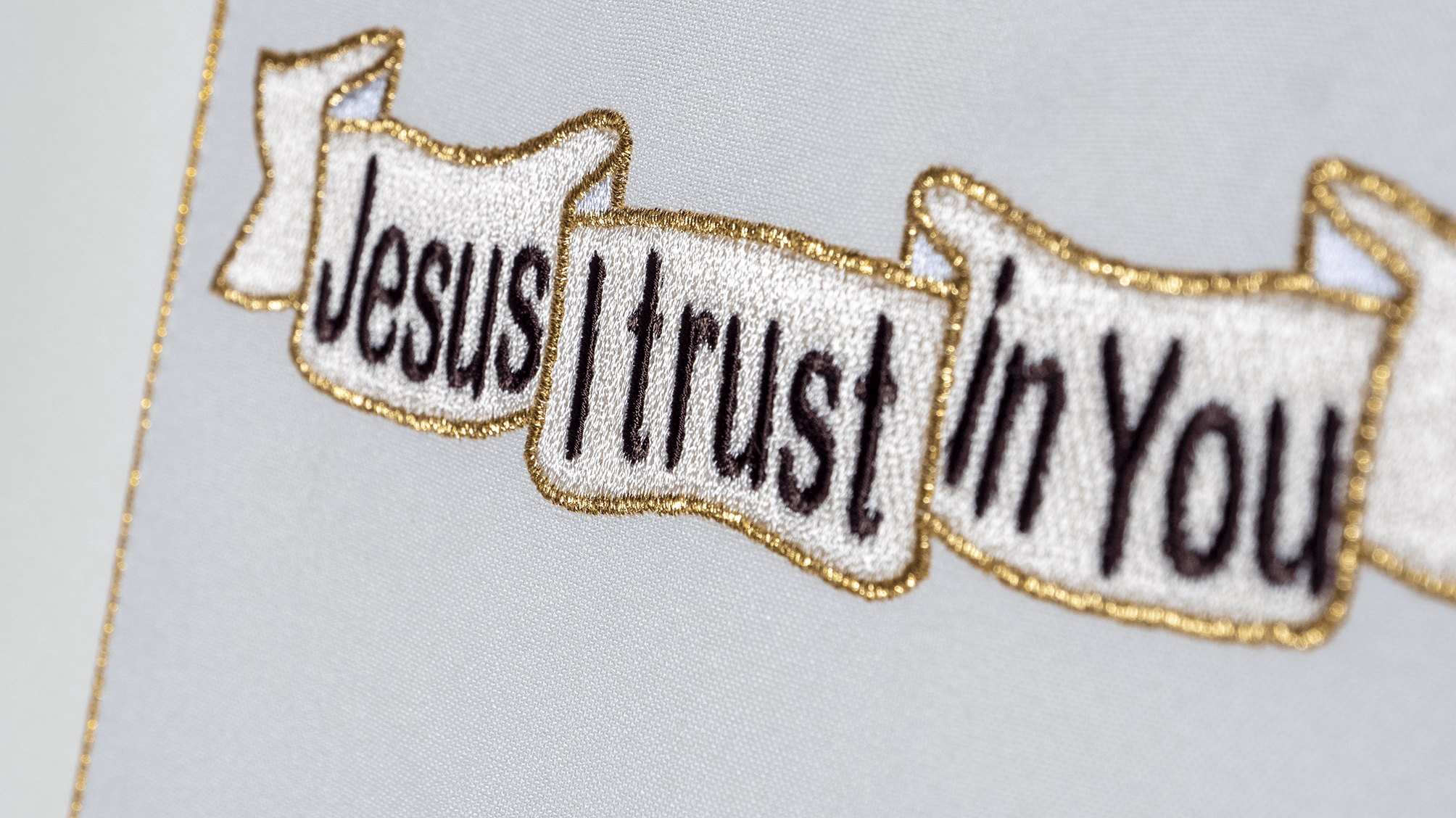 Chasuble with embroidered Merciful Jesus and IHS symbol KOR/113/5 Ecru KOR/113/05/01 ECRU - HAFTINAUSA.COM