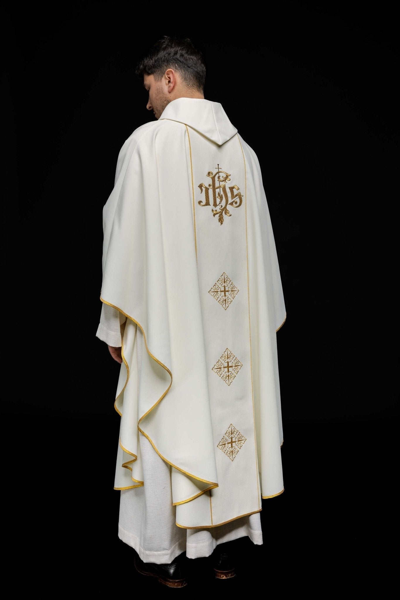 Chasuble with embroidered Merciful Jesus and IHS symbol KOR/113/5 Ecru KOR/113/05/01 ECRU - HAFTINAUSA.COM