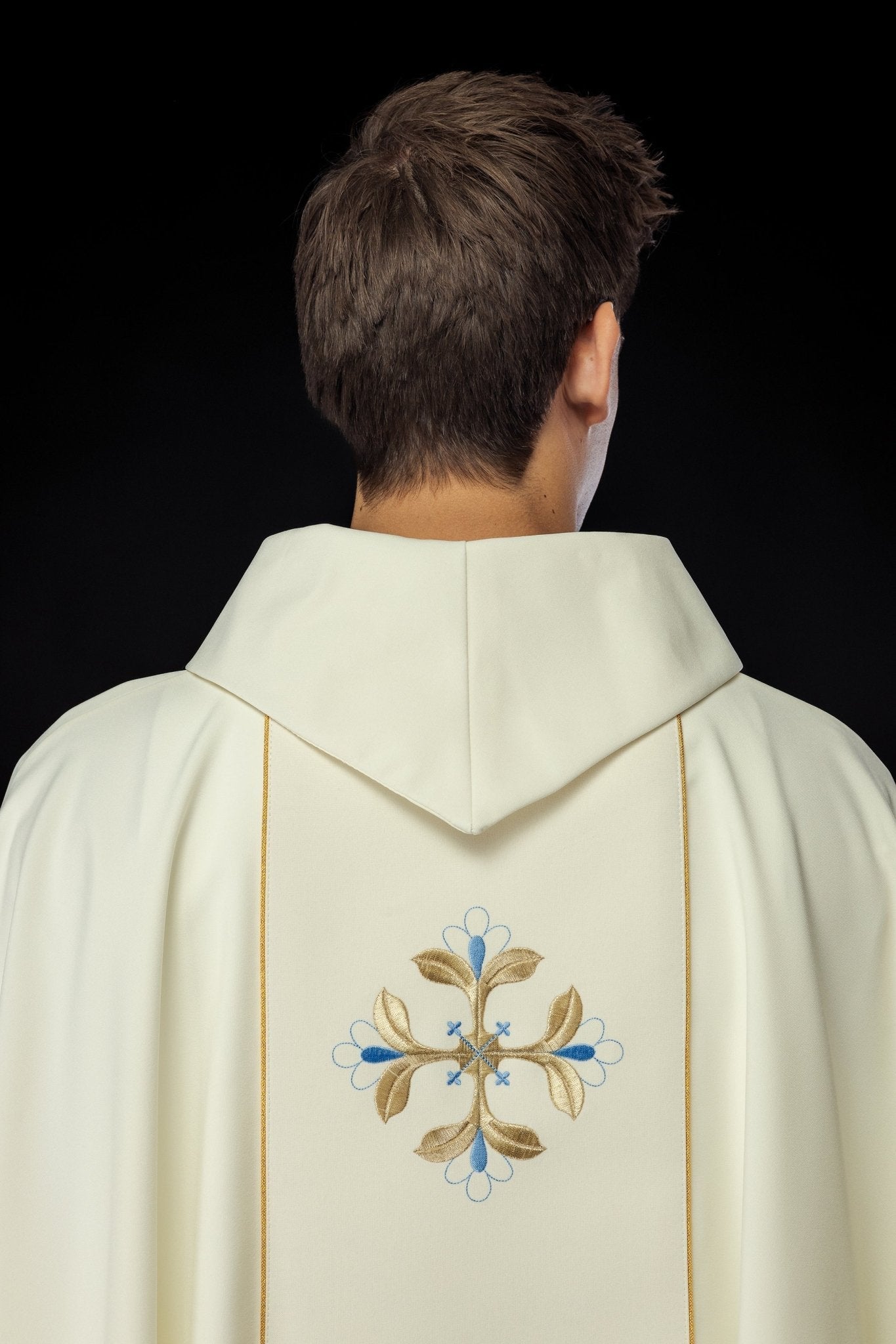 Chasuble with embroidered Our Lady and Child motif KOW2/007/05/01 - HAFTINAUSA.COM