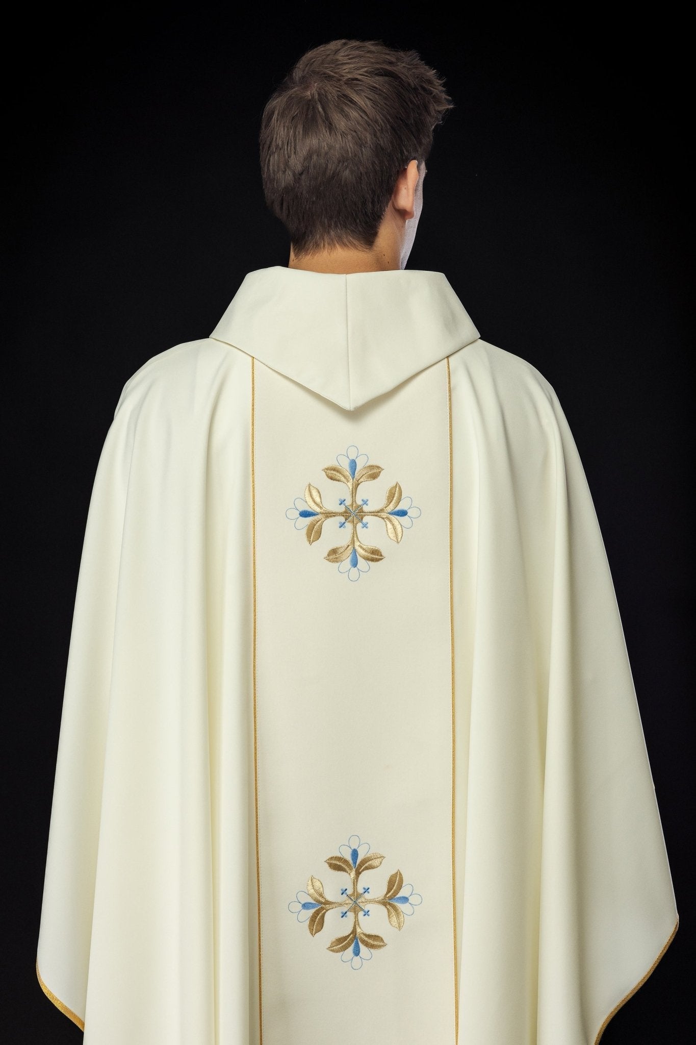 Chasuble with embroidered Our Lady and Child motif KOW2/007/05/01 - HAFTINAUSA.COM