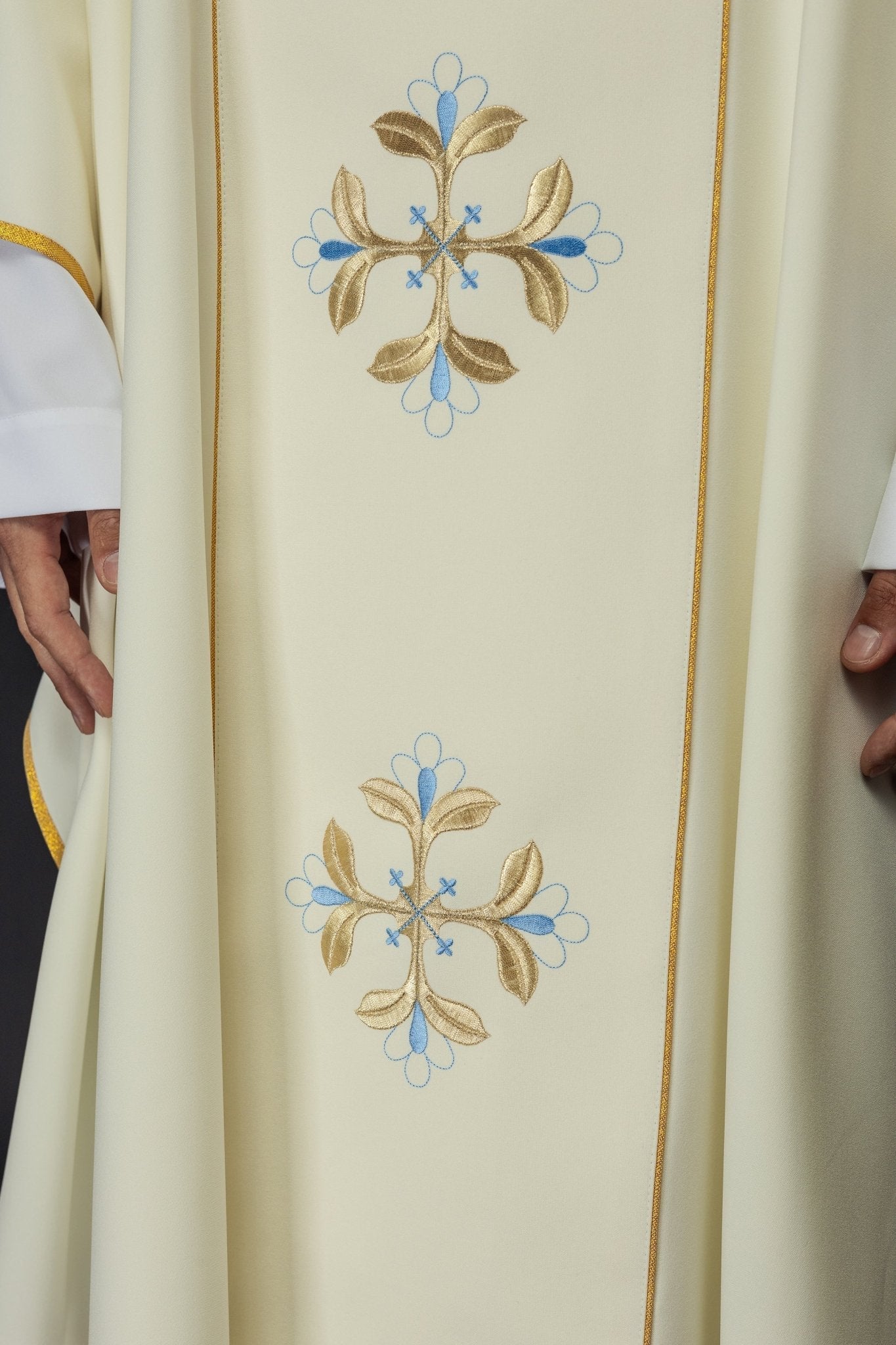 Chasuble with embroidered Our Lady and Child motif KOW2/007/05/01 - HAFTINAUSA.COM
