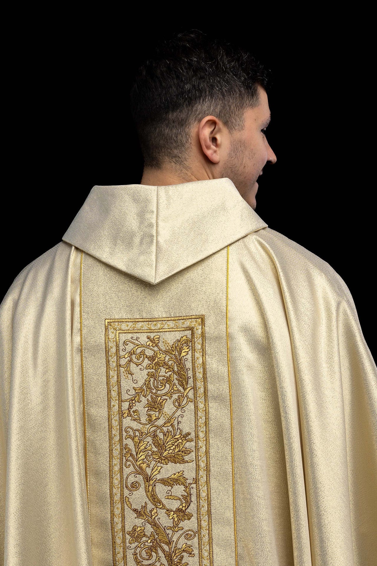 Chasuble with Eucharistic chalice embroidery in gold KOR/040/10/37 ZŁOTY - CHASUBLES.COM