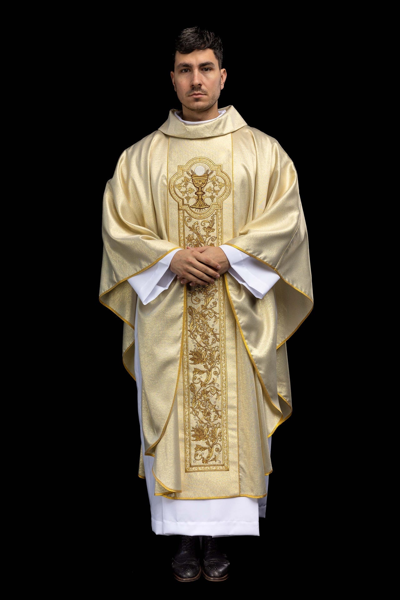 Chasuble with Eucharistic chalice embroidery in gold KOR/040/10/37 ZŁOTY - CHASUBLES.COM