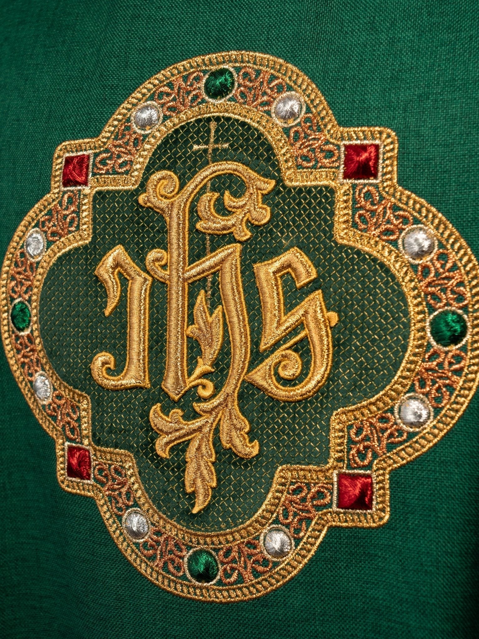 Chasuble with richly embroidered belt and piping around the IHS embroidery and collar in green S - 7073 - 01 - 70 - HAFTINAUSA.COM