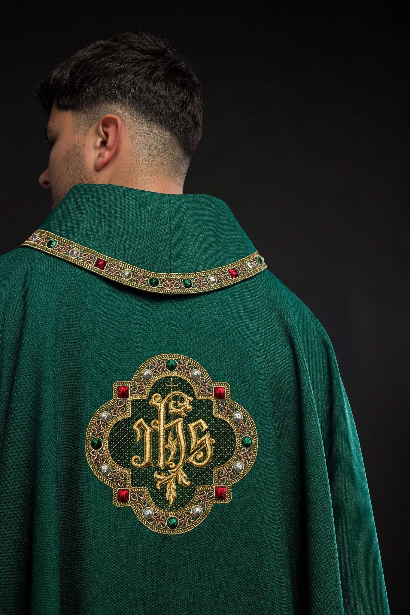 Chasuble with richly embroidered belt and piping around the IHS embroidery and collar in green S - 7073 - 01 - 70 - HAFTINAUSA.COM