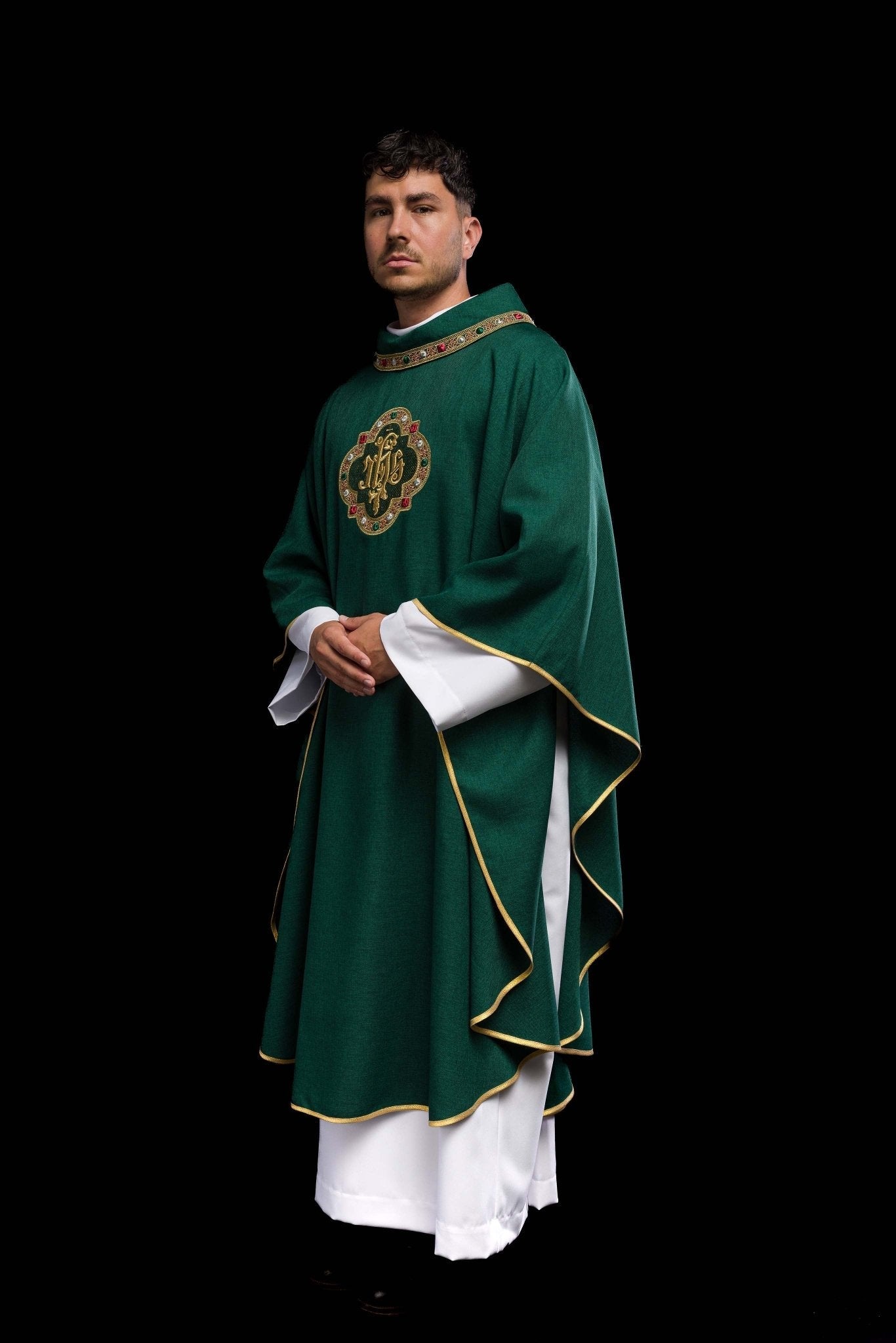 Chasuble with richly embroidered belt and piping around the IHS embroidery and collar in green S - 7073 - 01 - 70 - HAFTINAUSA.COM