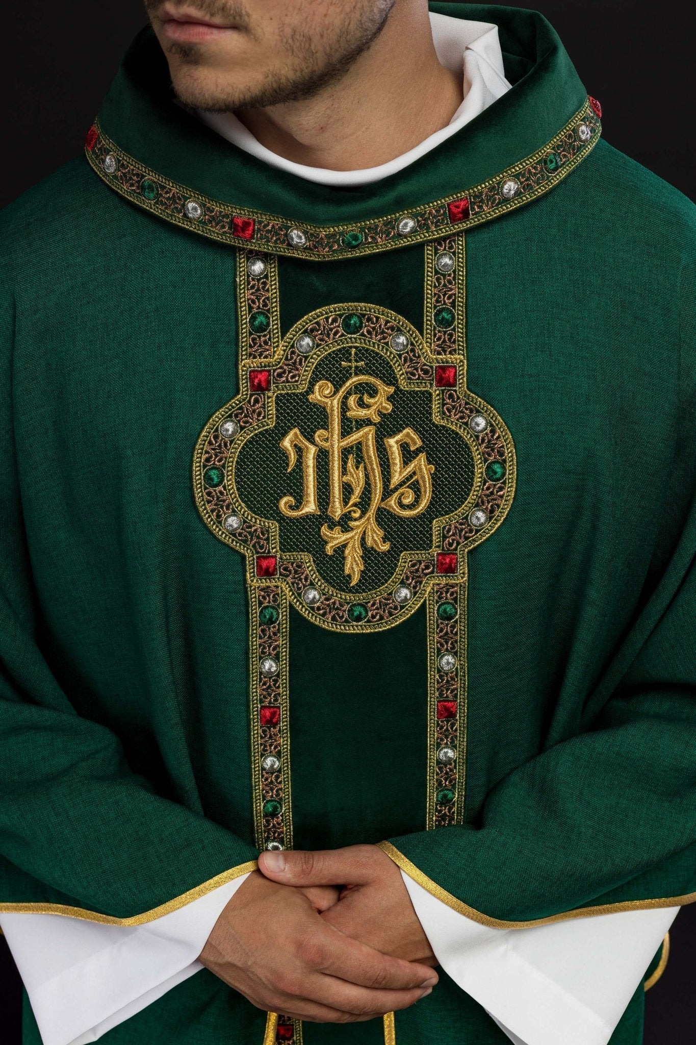 Chasuble with richly embroidered belt and piping around the IHS I collar embroidery in green S - 7067 - 01 - 70 - HAFTINAUSA.COM