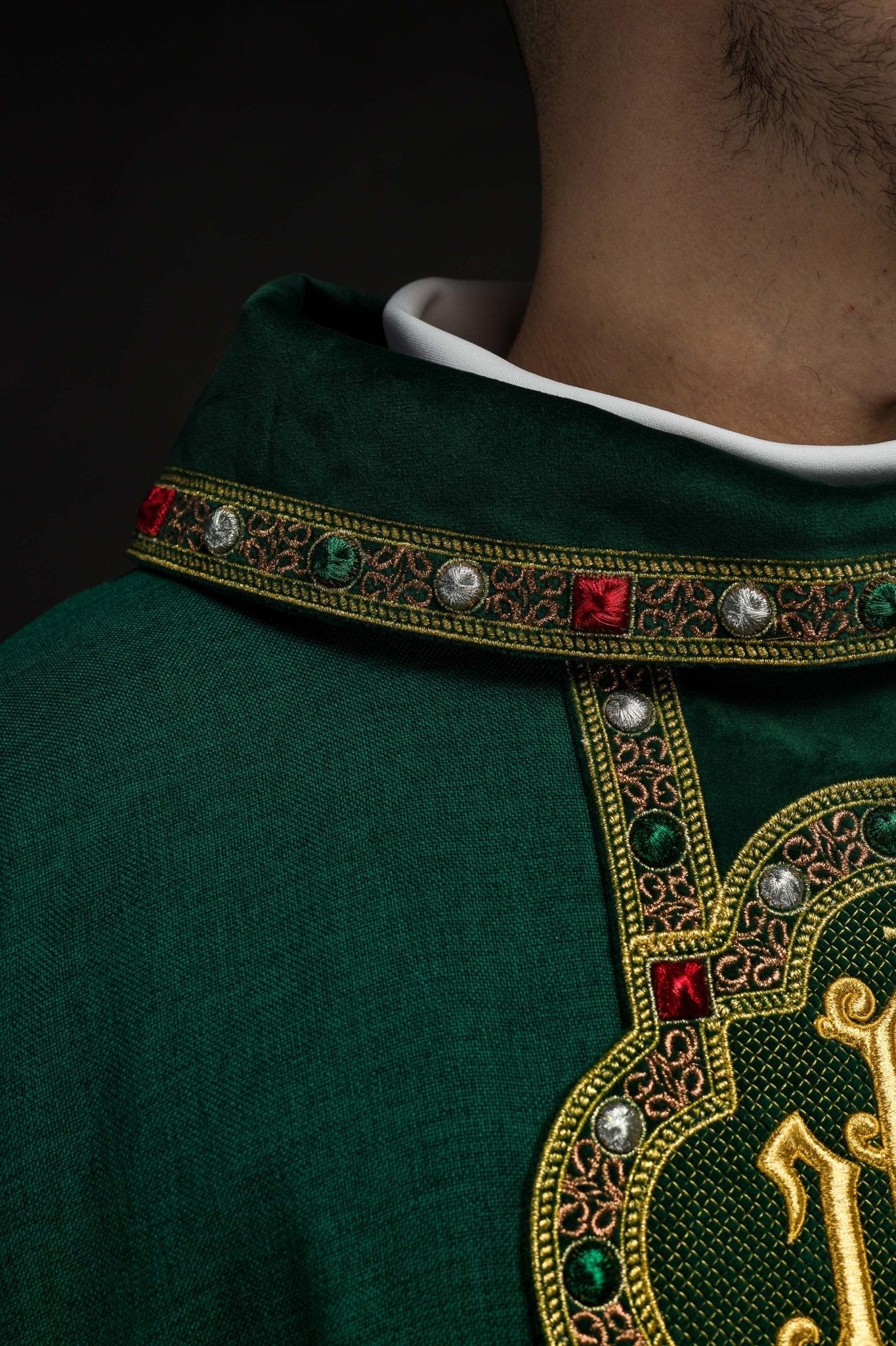 Chasuble with richly embroidered belt and piping around the IHS I collar embroidery in green S - 7067 - 01 - 70 - HAFTINAUSA.COM