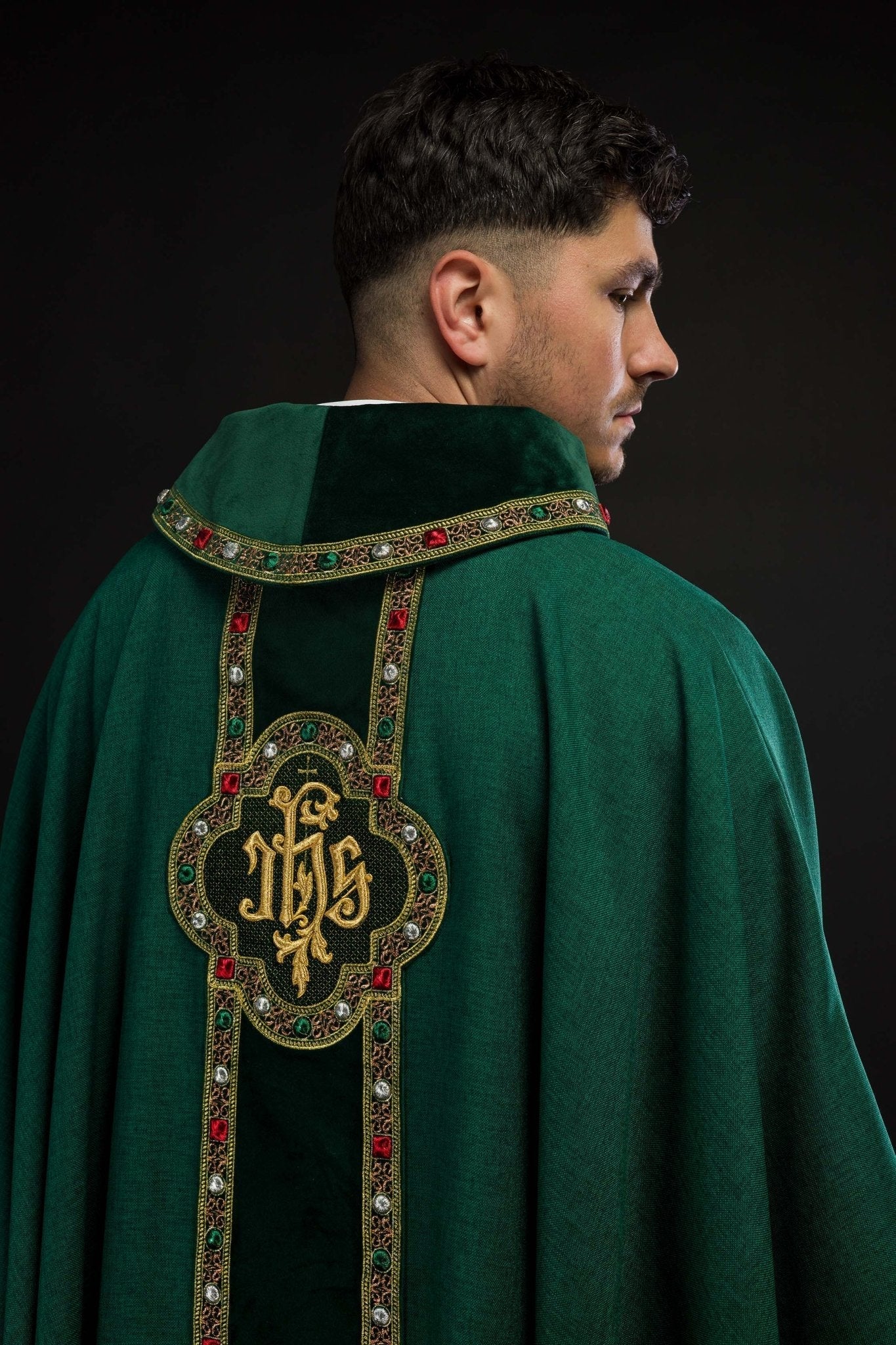 Chasuble with richly embroidered belt and piping around the IHS I collar embroidery in green S - 7067 - 01 - 70 - HAFTINAUSA.COM