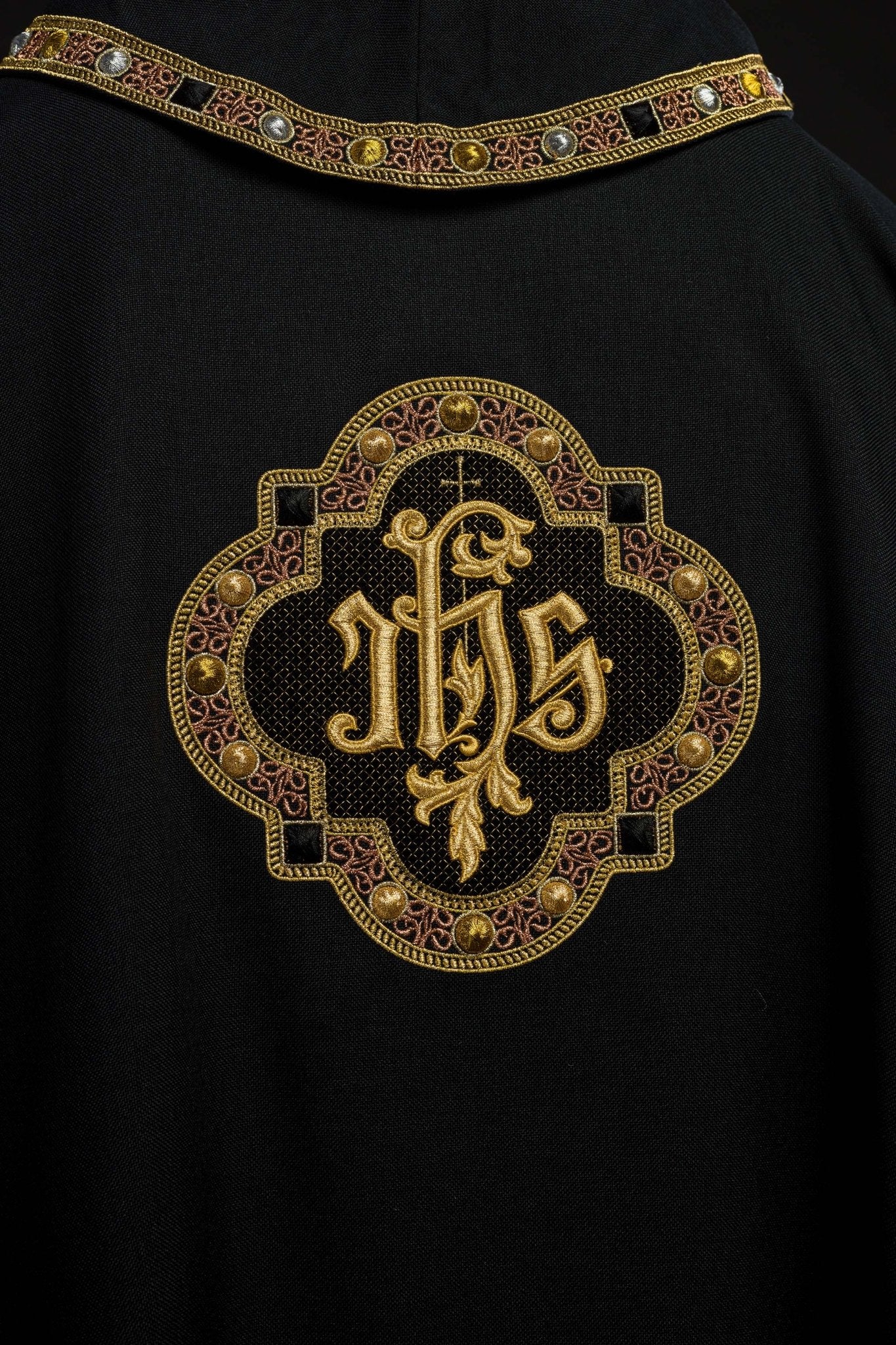 Chasuble with richly embroidered belt and trim around the IHS embroidery and collar in black S - 7073 - 07 - 70 - HAFTINAUSA.COM